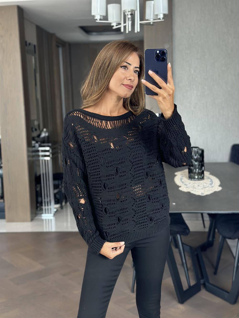 Siyah Kayık Yaka Ajurlu Triko Kadın Kazak