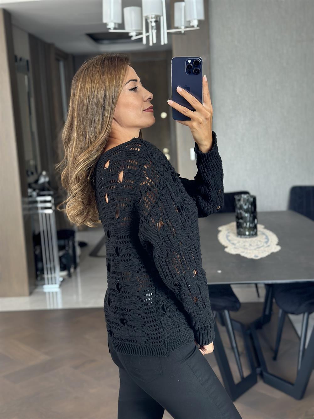 Siyah Kayık Yaka Ajurlu Triko Kadın Kazak