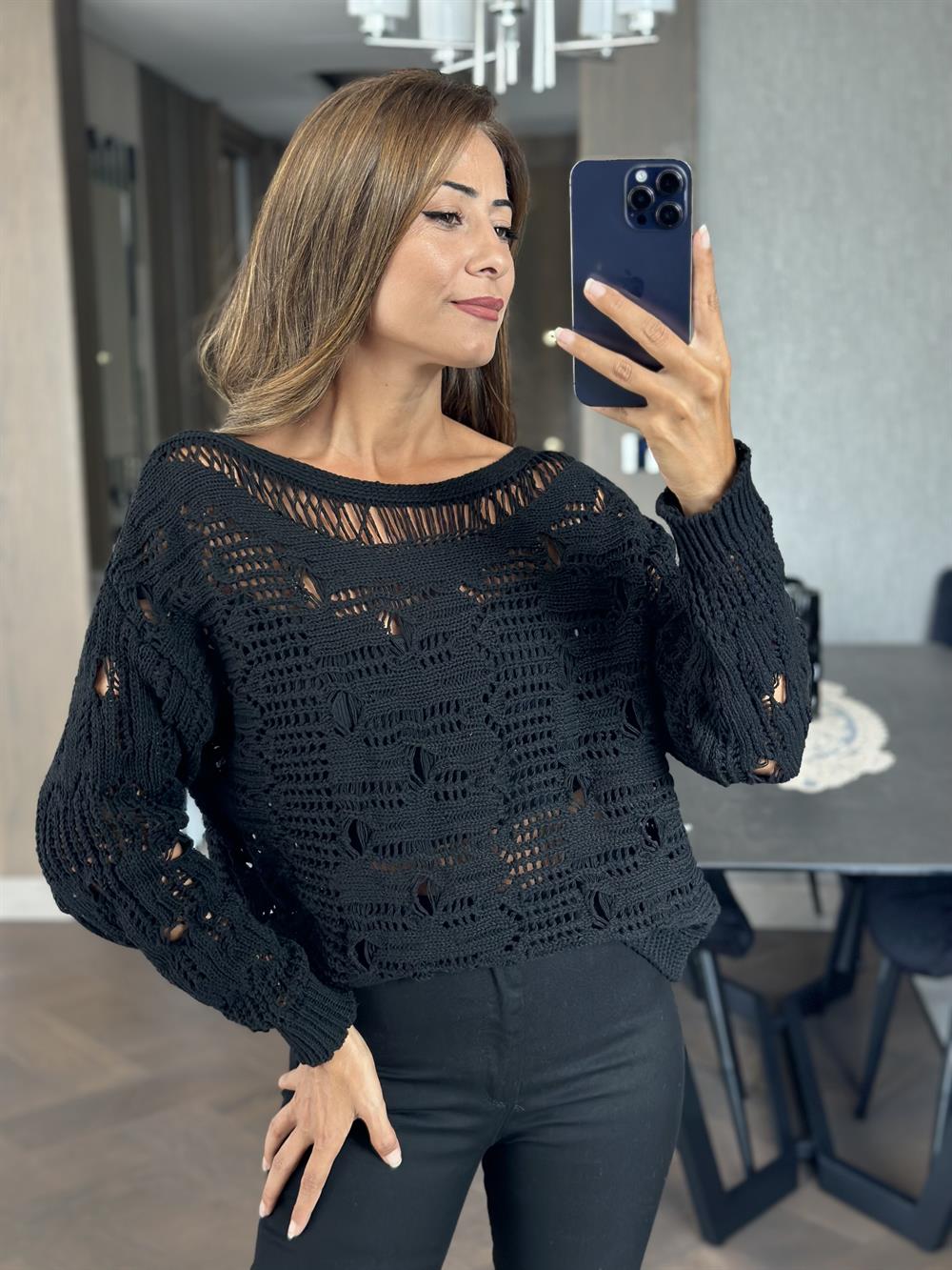 Siyah Kayık Yaka Ajurlu Triko Kadın Kazak