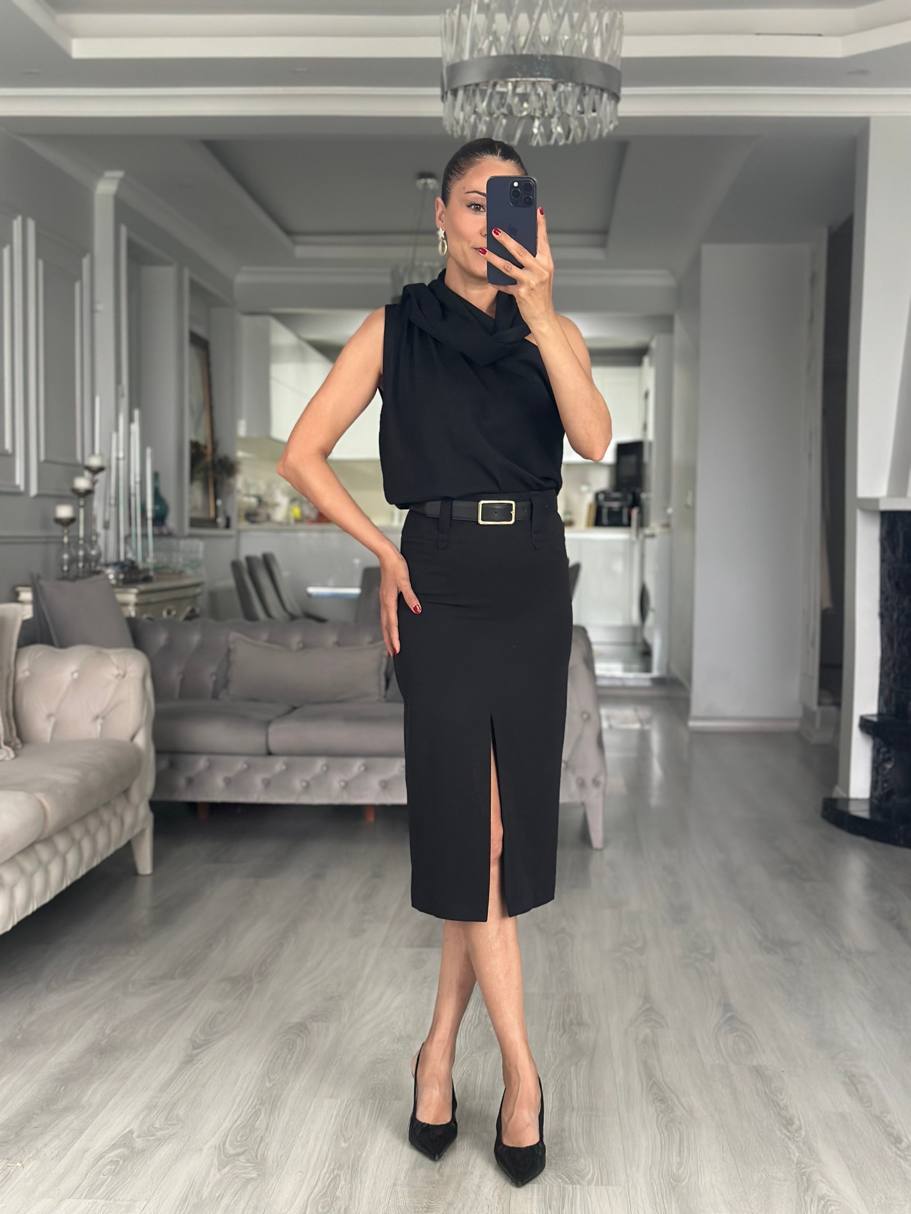 Siyah Kemerli Önden Yırtmaçlı Midi Boy Kadın Etek
