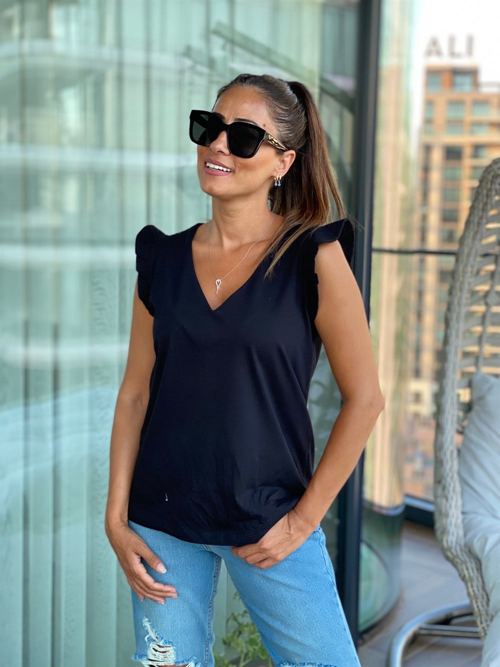 Siyah Kolları Volanlı V Yaka Kadın T-Shirt