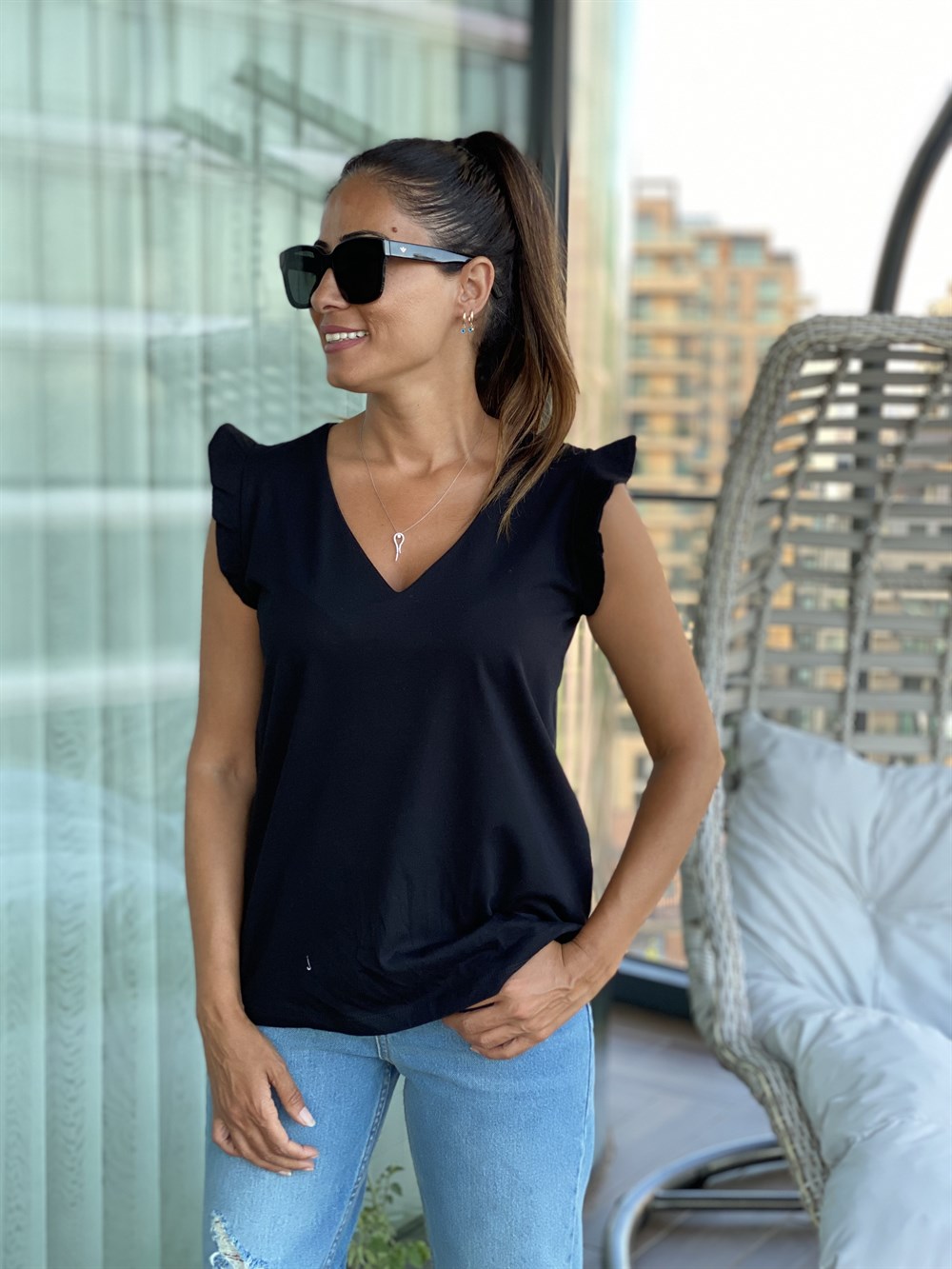 Siyah Kolları Volanlı V Yaka Kadın T-Shirt