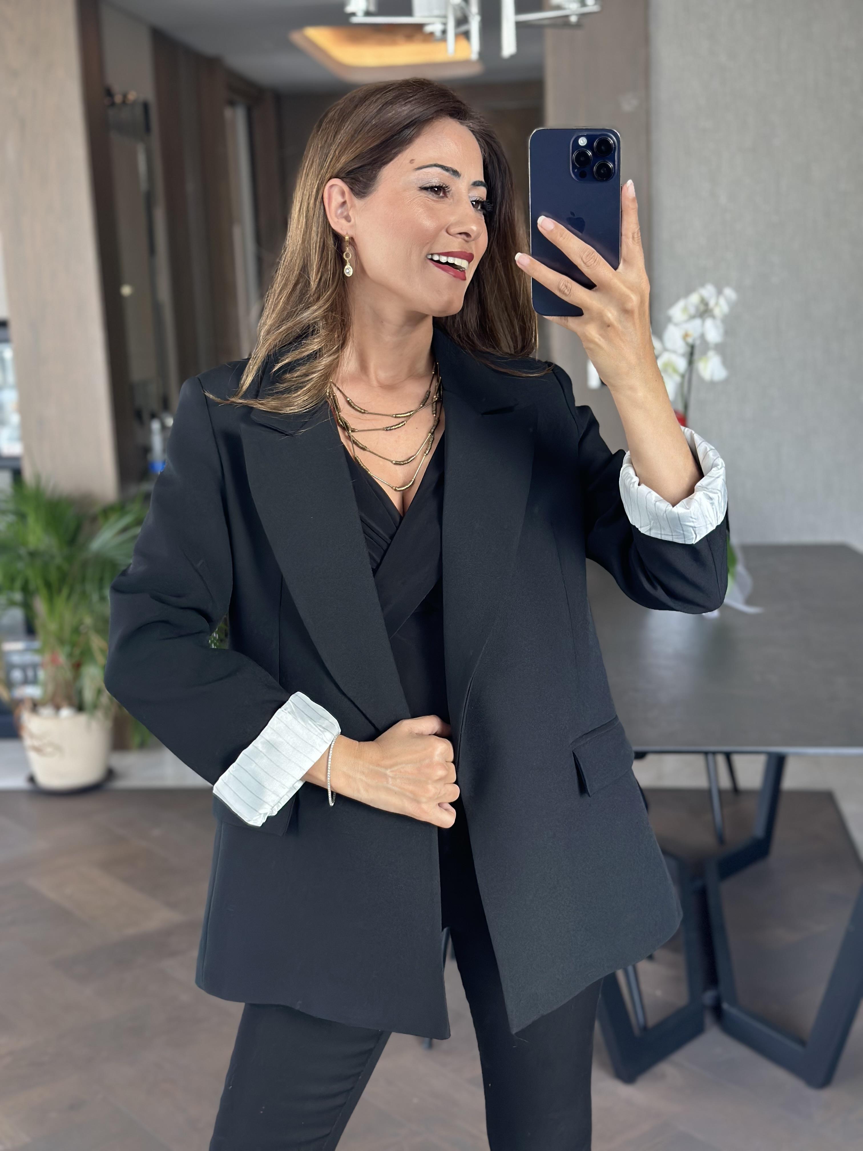 Siyah Kolu Katlamalı Astarlı Kadın  Kumaş Ceket