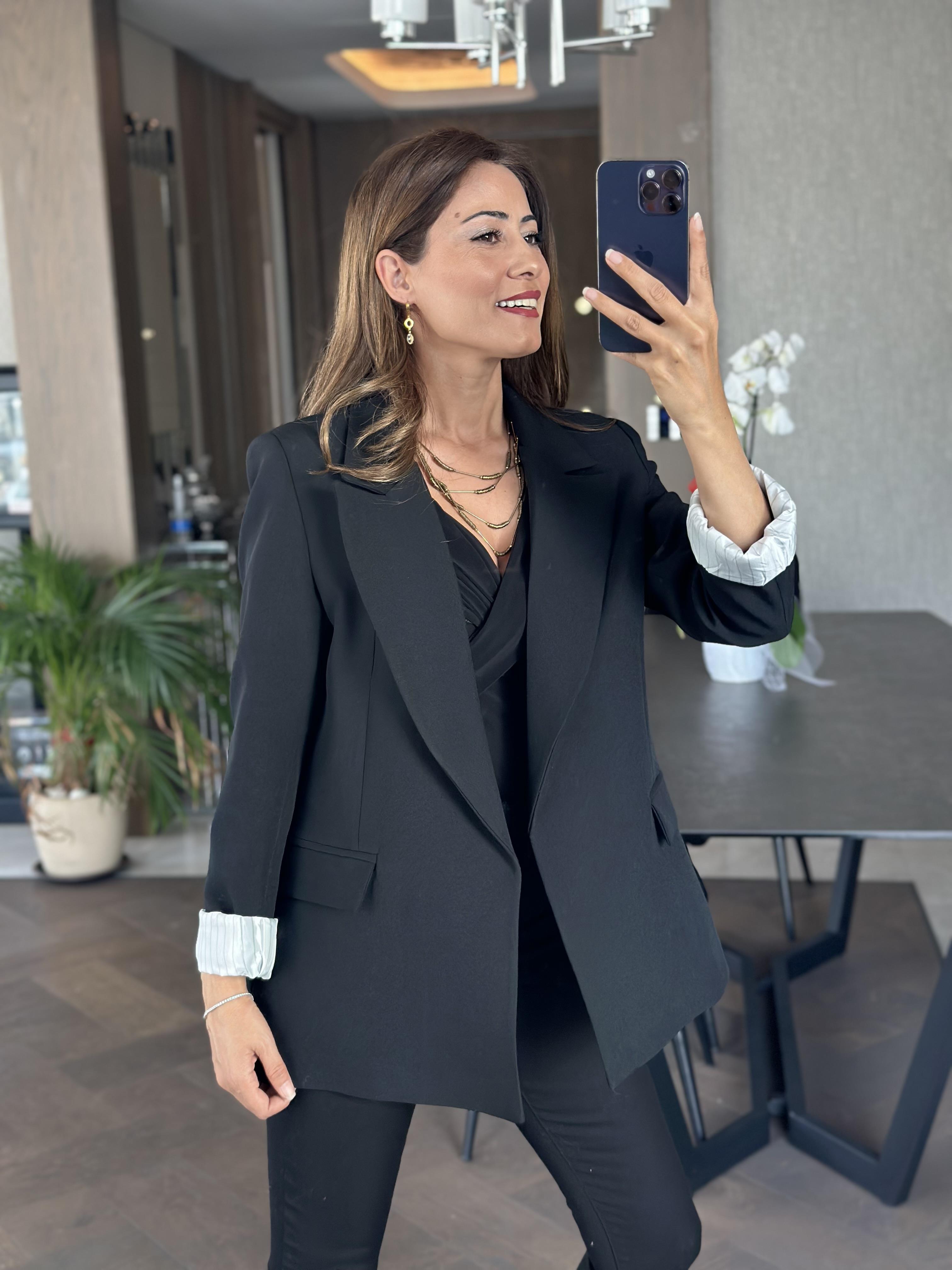 Siyah Kolu Katlamalı Astarlı Kadın  Kumaş Ceket