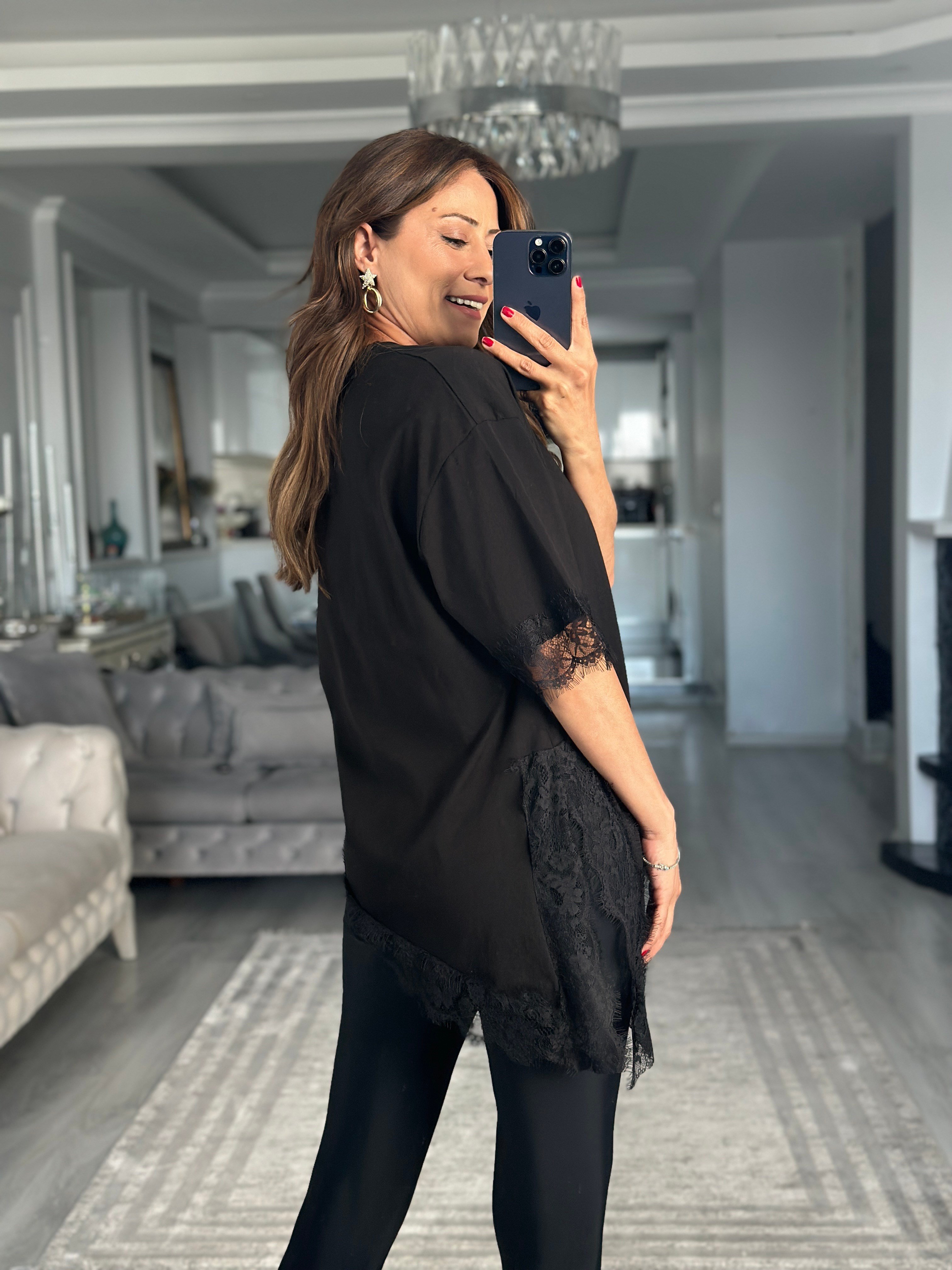 Siyah Kolu Ve Eteği Dantelli Asimetrik Kadın T-Shirt