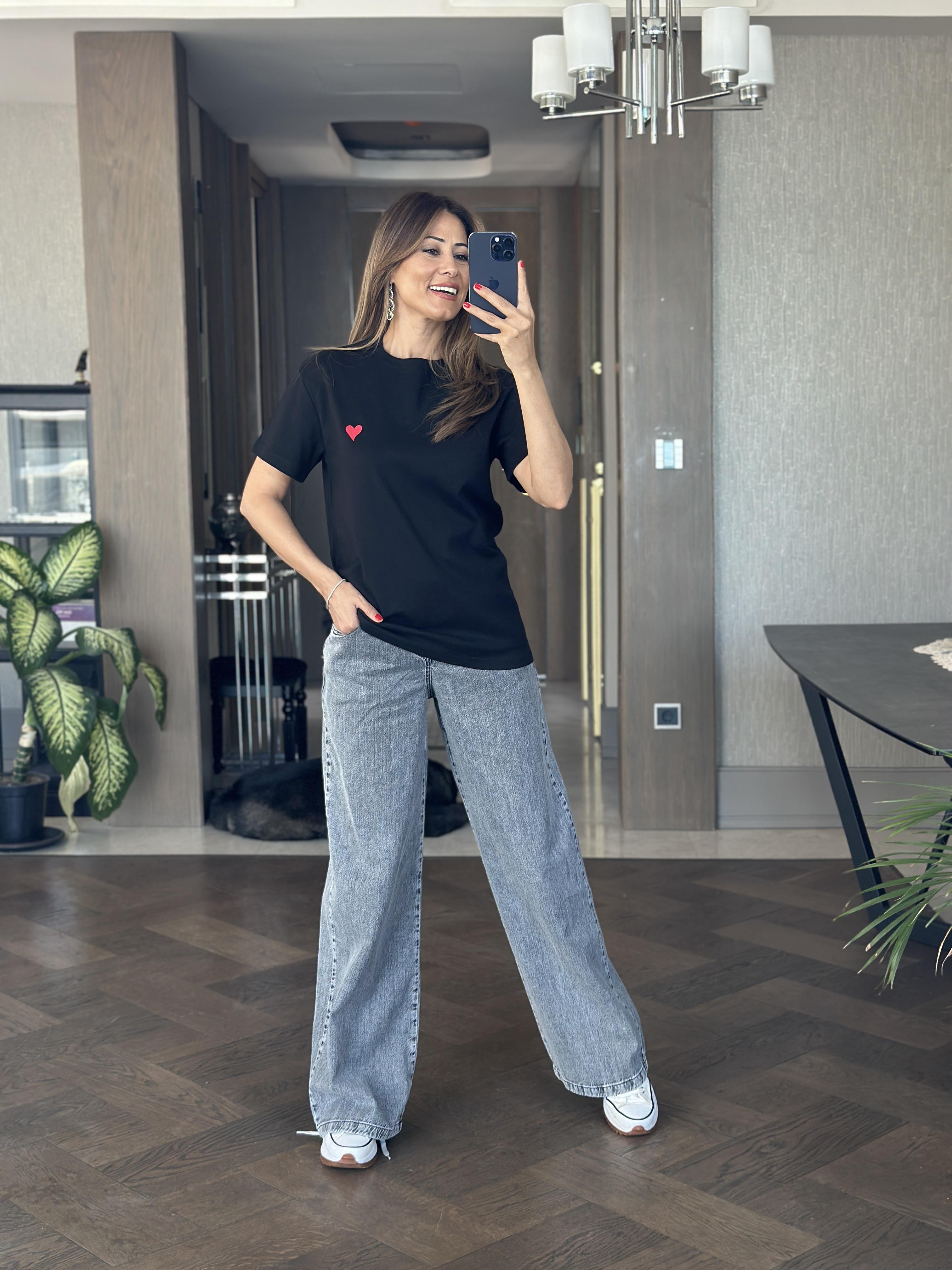 Siyah Küçük Kalp Detay Bisiklet Yaka Kısa Kol Kadın T-Shirt