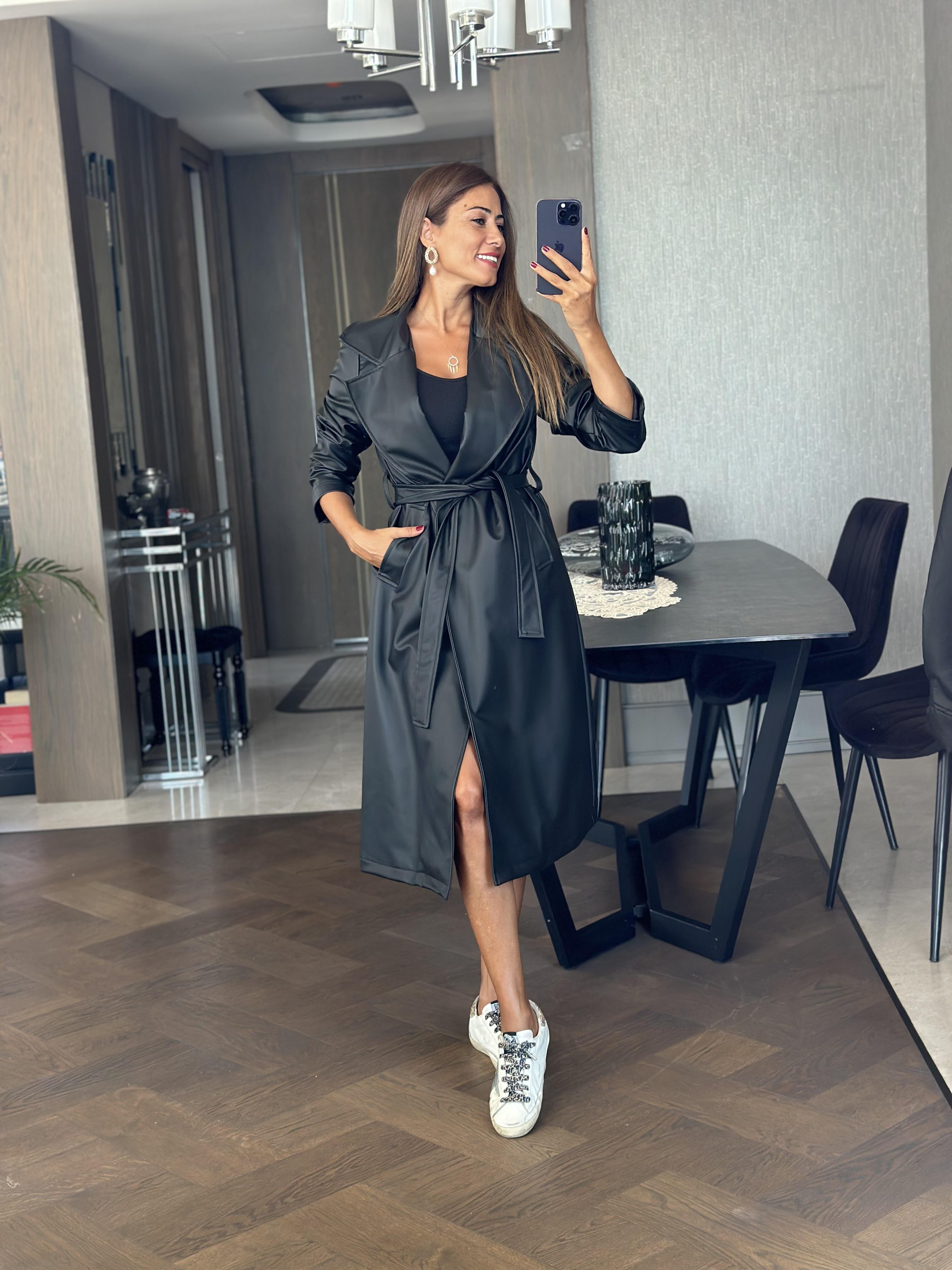 Siyah Kuşaklı Bornoz Model Deri Kadın Trençkot