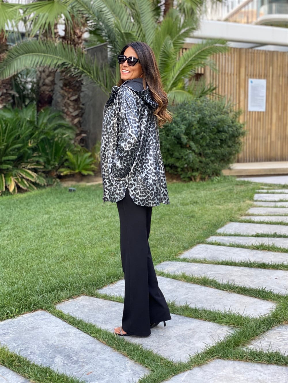 Siyah Leopar Desen Kapüşonlu Lamine Kaplama Kadın Trençkot