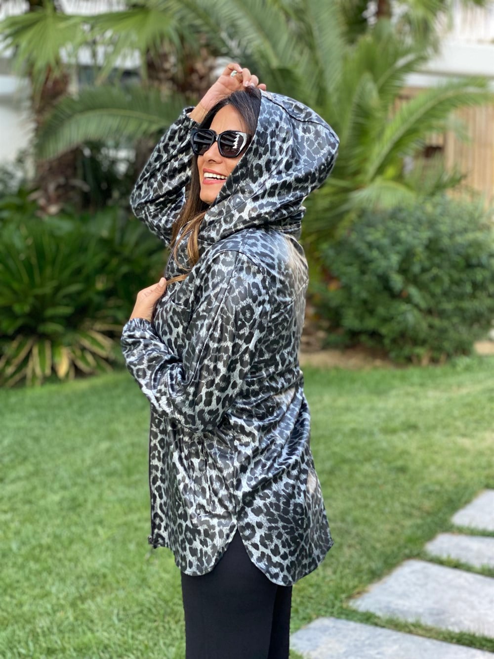 Siyah Leopar Desen Kapüşonlu Lamine Kaplama Kadın Trençkot