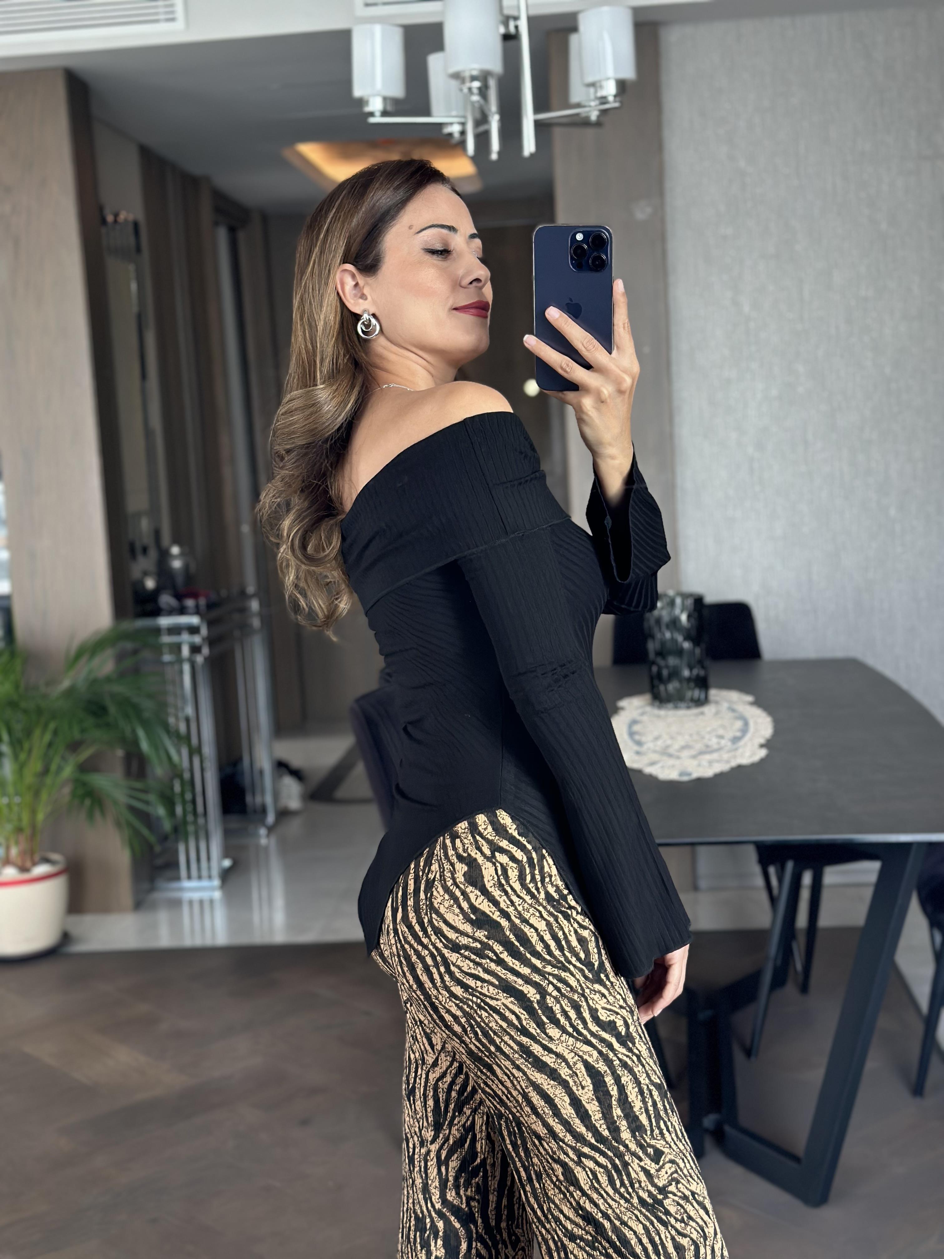 Siyah Madonna Yaka Eteği Asimetrik Kadın Bluz