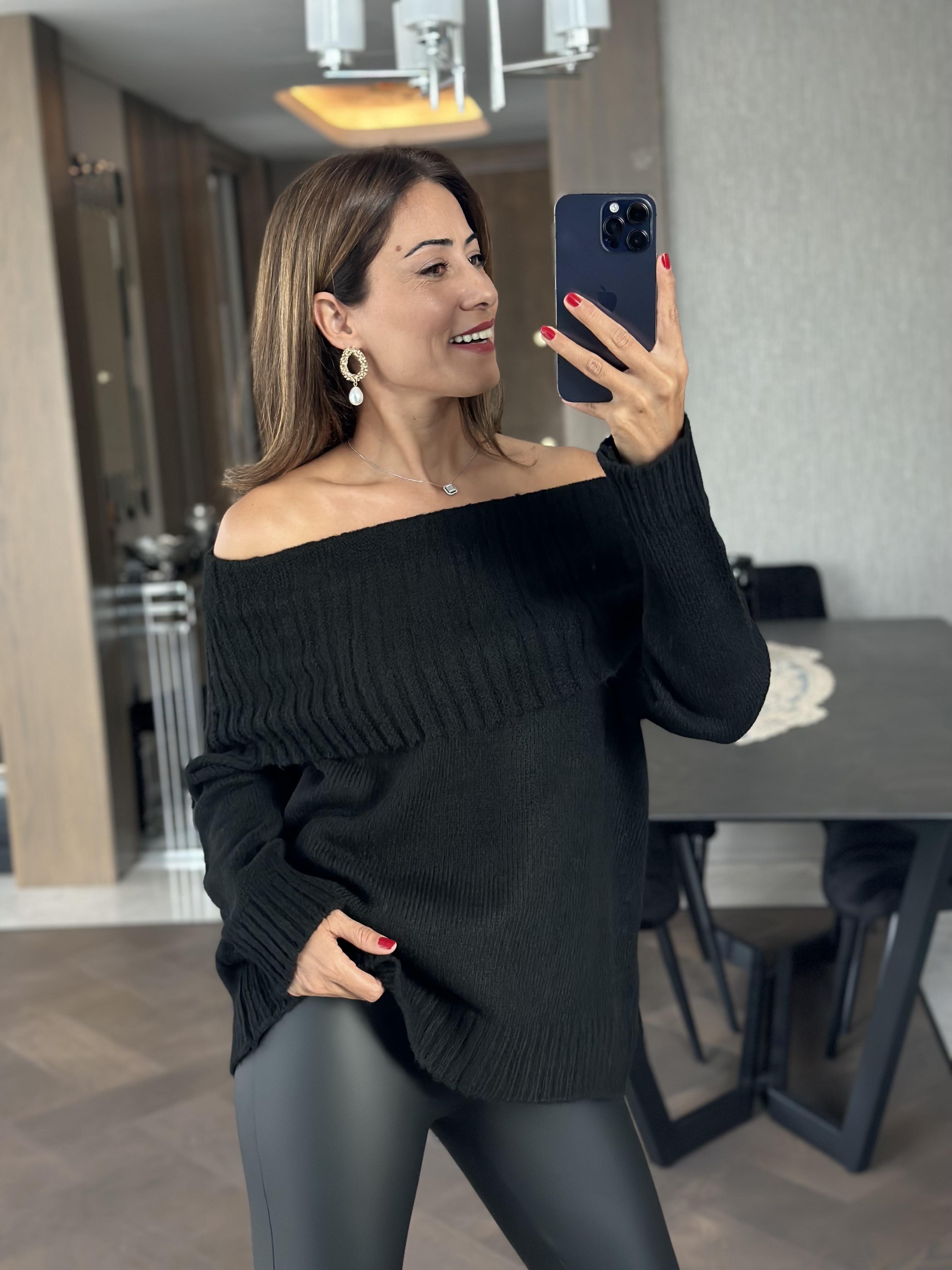 Siyah Madonna Yaka Kadın Triko Kazak