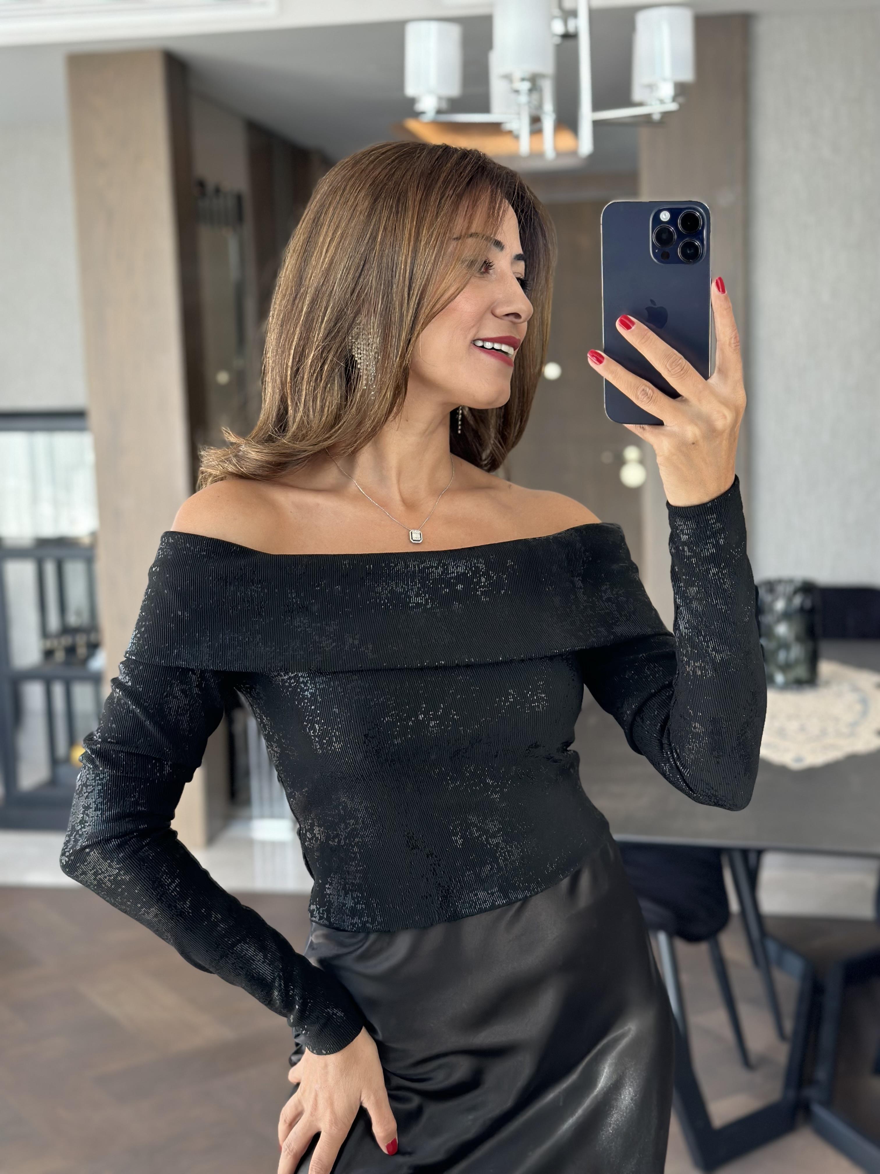 Siyah Madonna Yaka Varak Baskılı Kadın Bluz