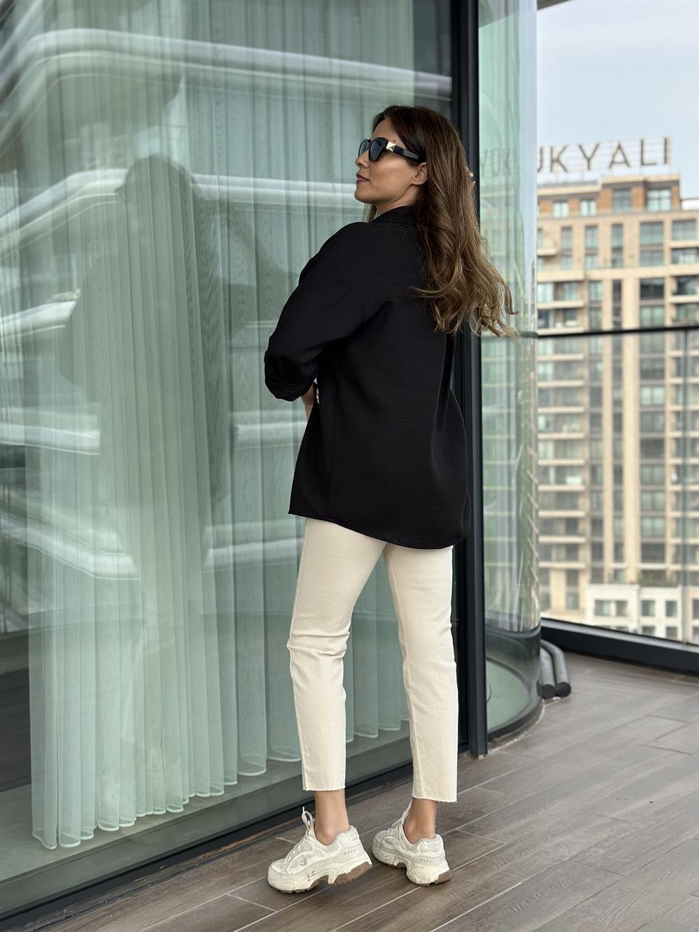 Siyah Midye İşlemeli Keten Aerobin Kadın Gömlek