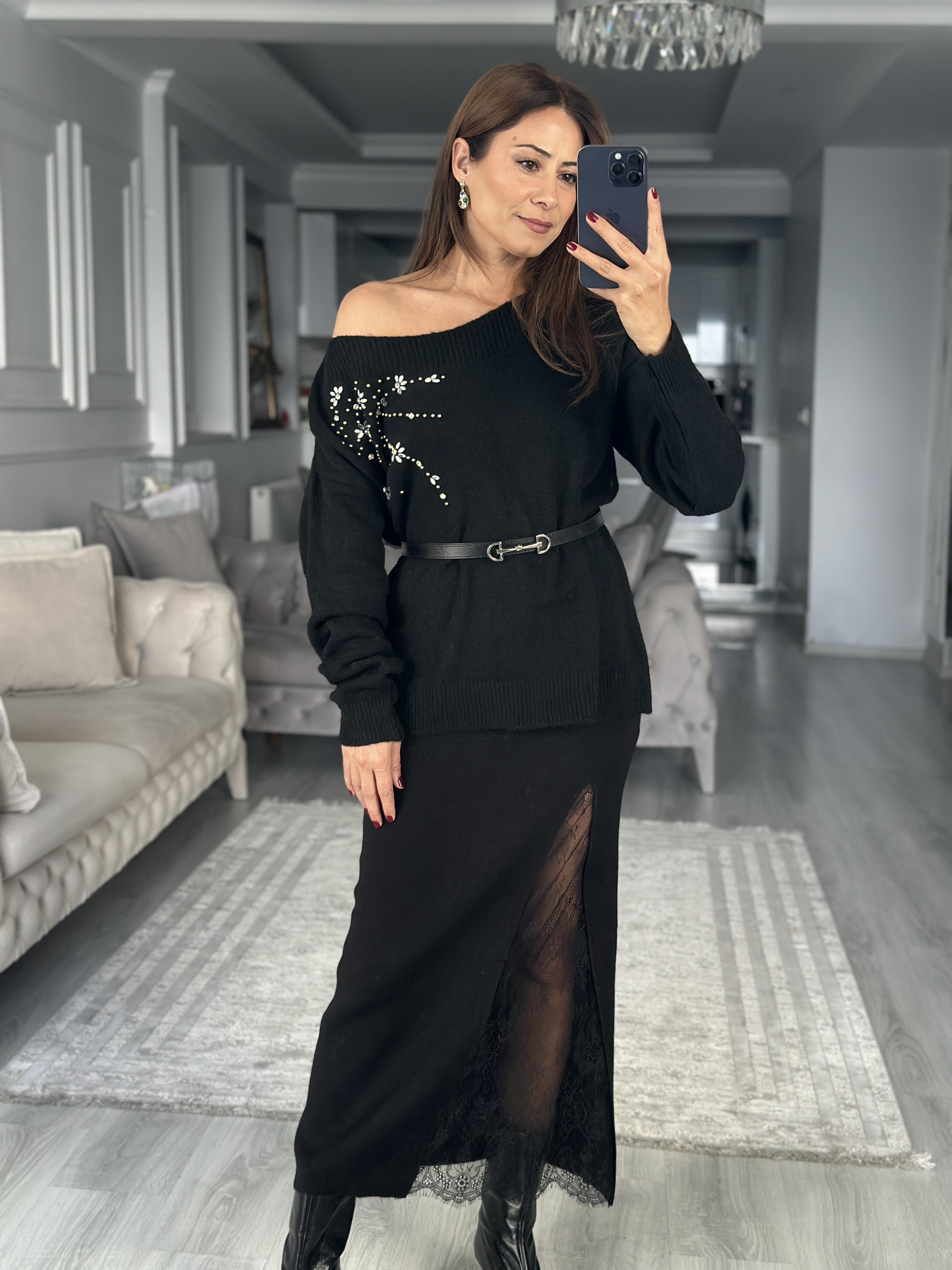 Siyah Omuzdan Taşlı Kayık Yaka Kadın Triko Kazak