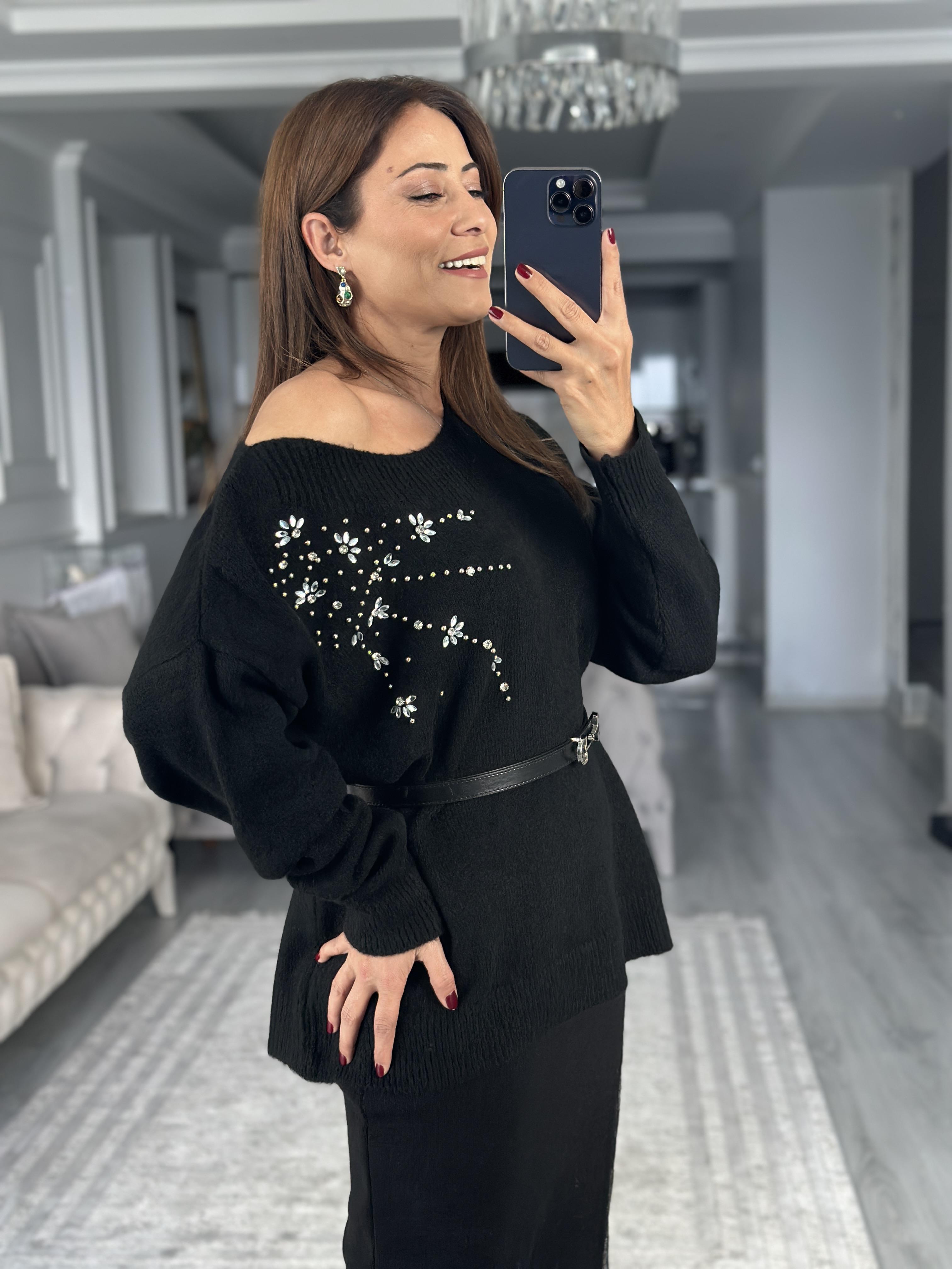 Siyah Omuzdan Taşlı Kayık Yaka Kadın Triko Kazak