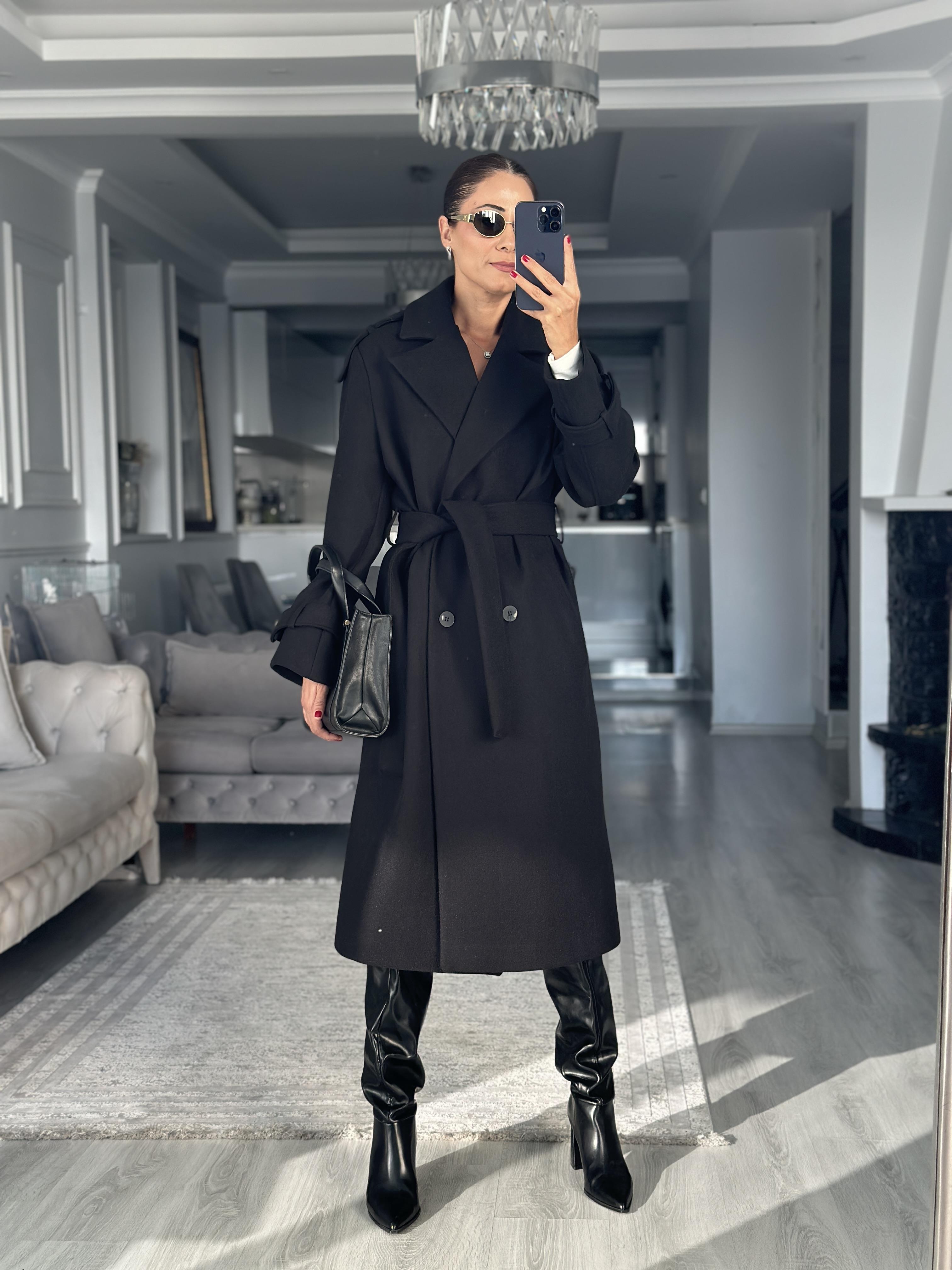 Siyah Omzu Apoletli Düğmeli Kadın Kaşe Kaban