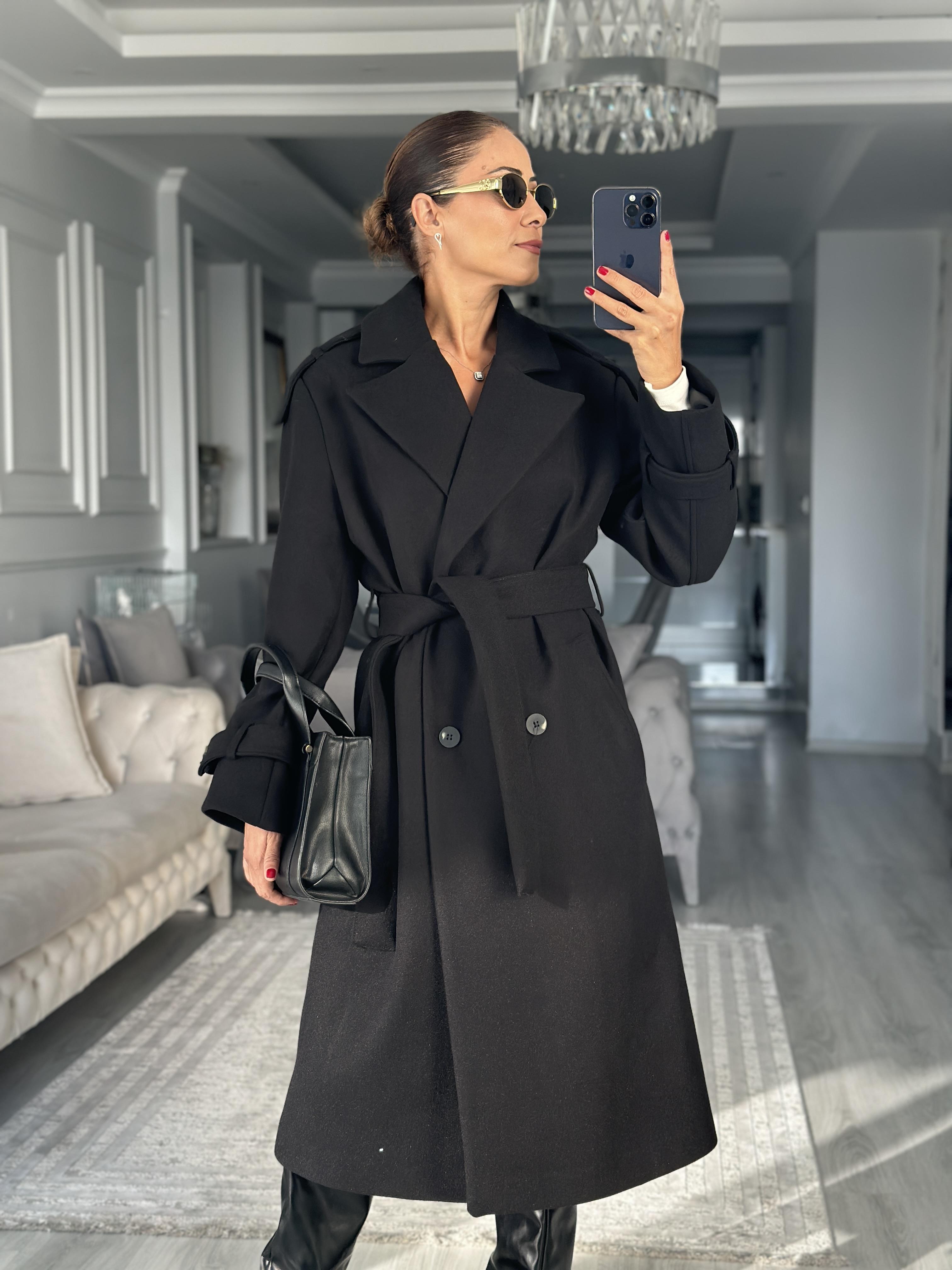 Siyah Omzu Apoletli Düğmeli Kadın Kaşe Kaban