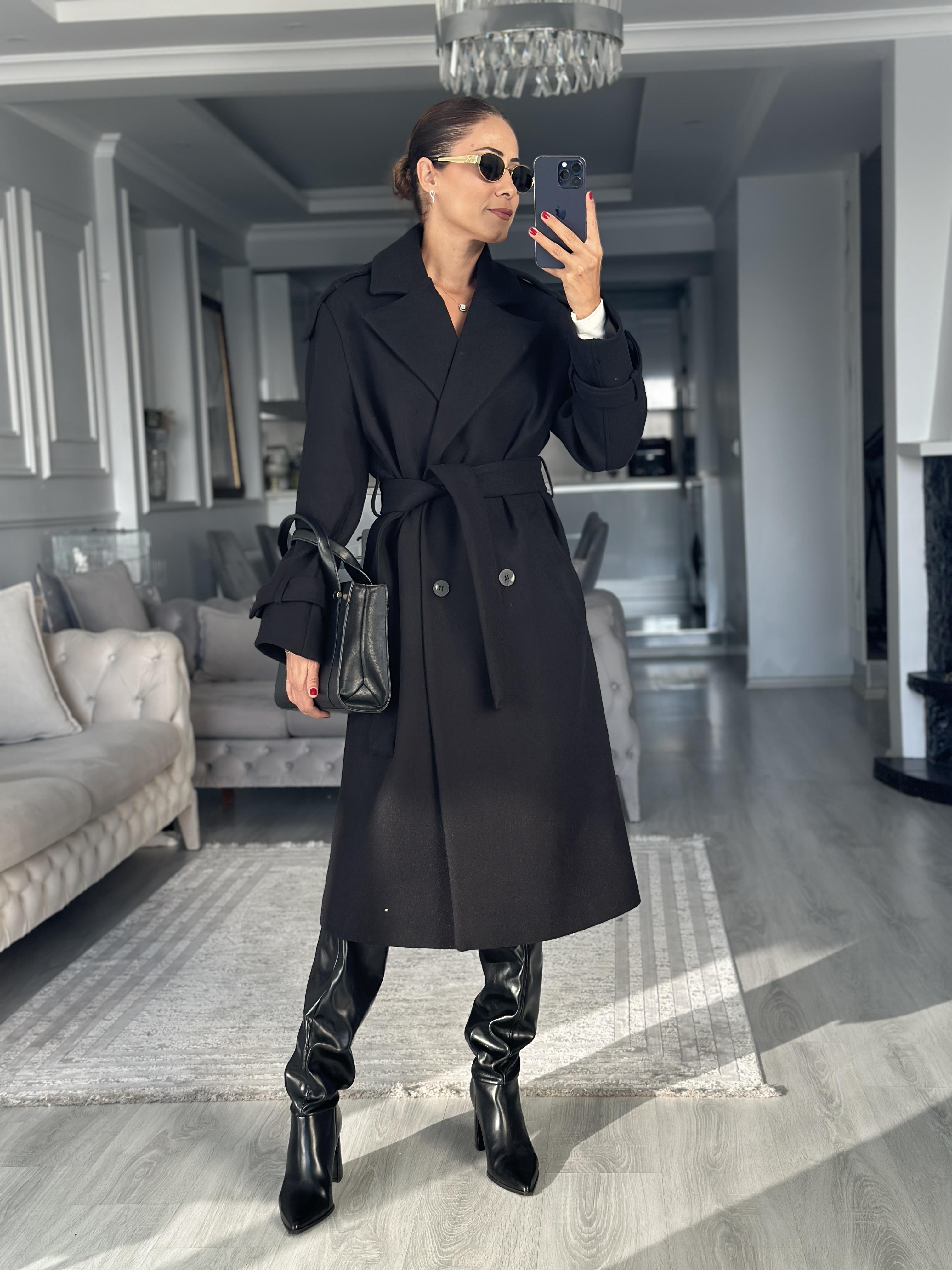 Siyah Omzu Apoletli Düğmeli Kadın Kaşe Kaban