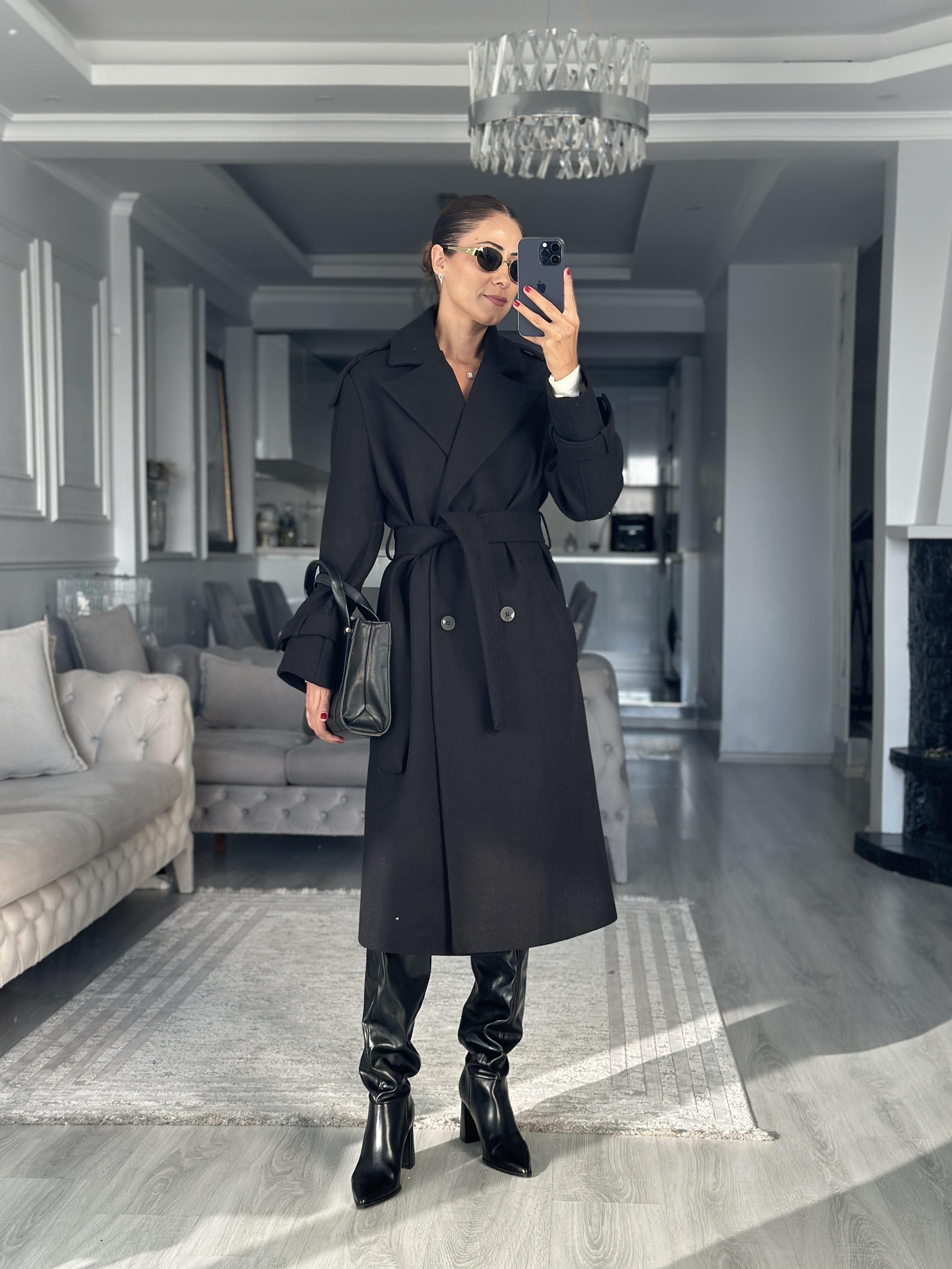 Siyah Omzu Apoletli Düğmeli Kadın Kaşe Kaban