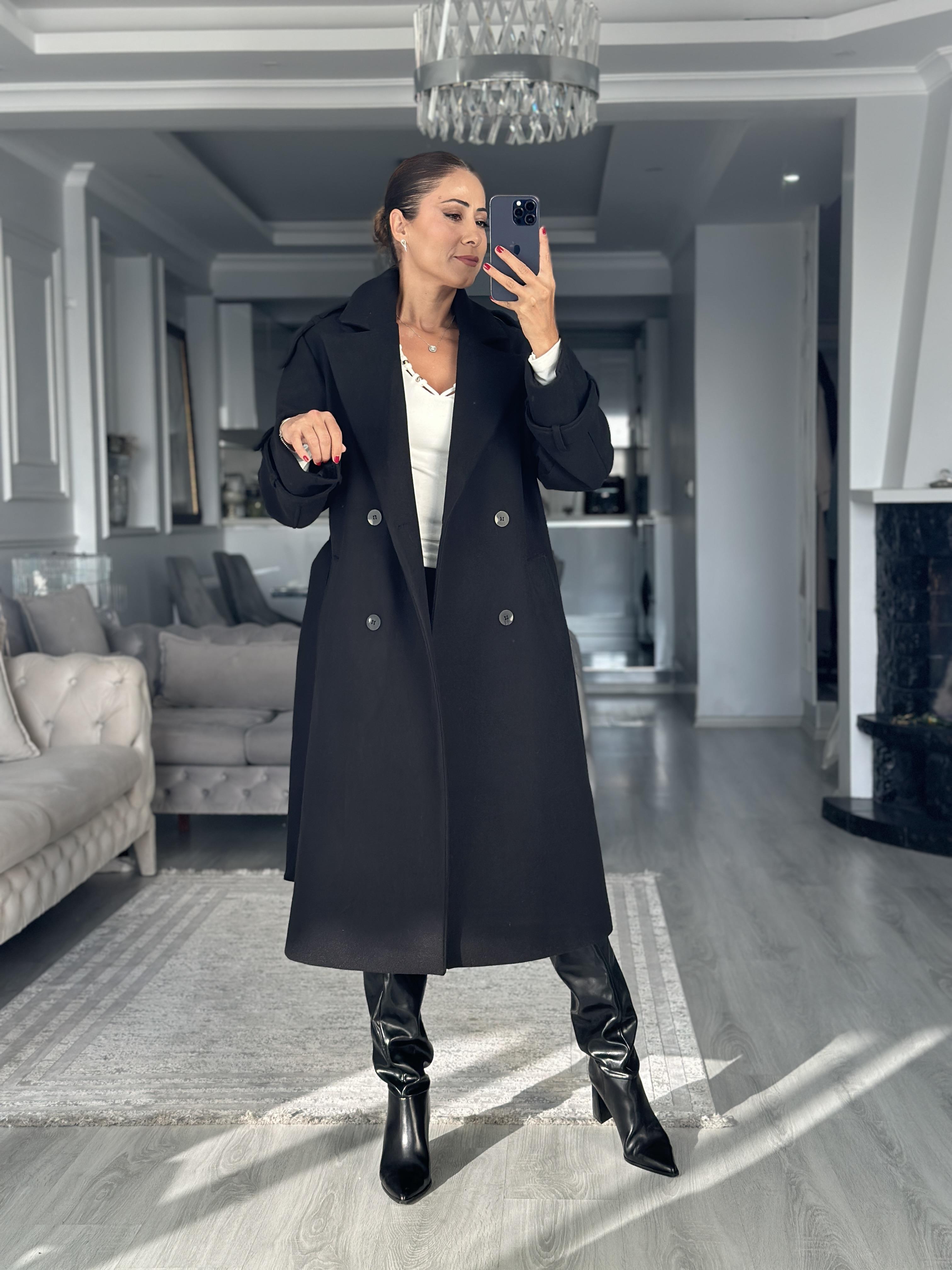 Siyah Omzu Apoletli Düğmeli Kadın Kaşe Kaban