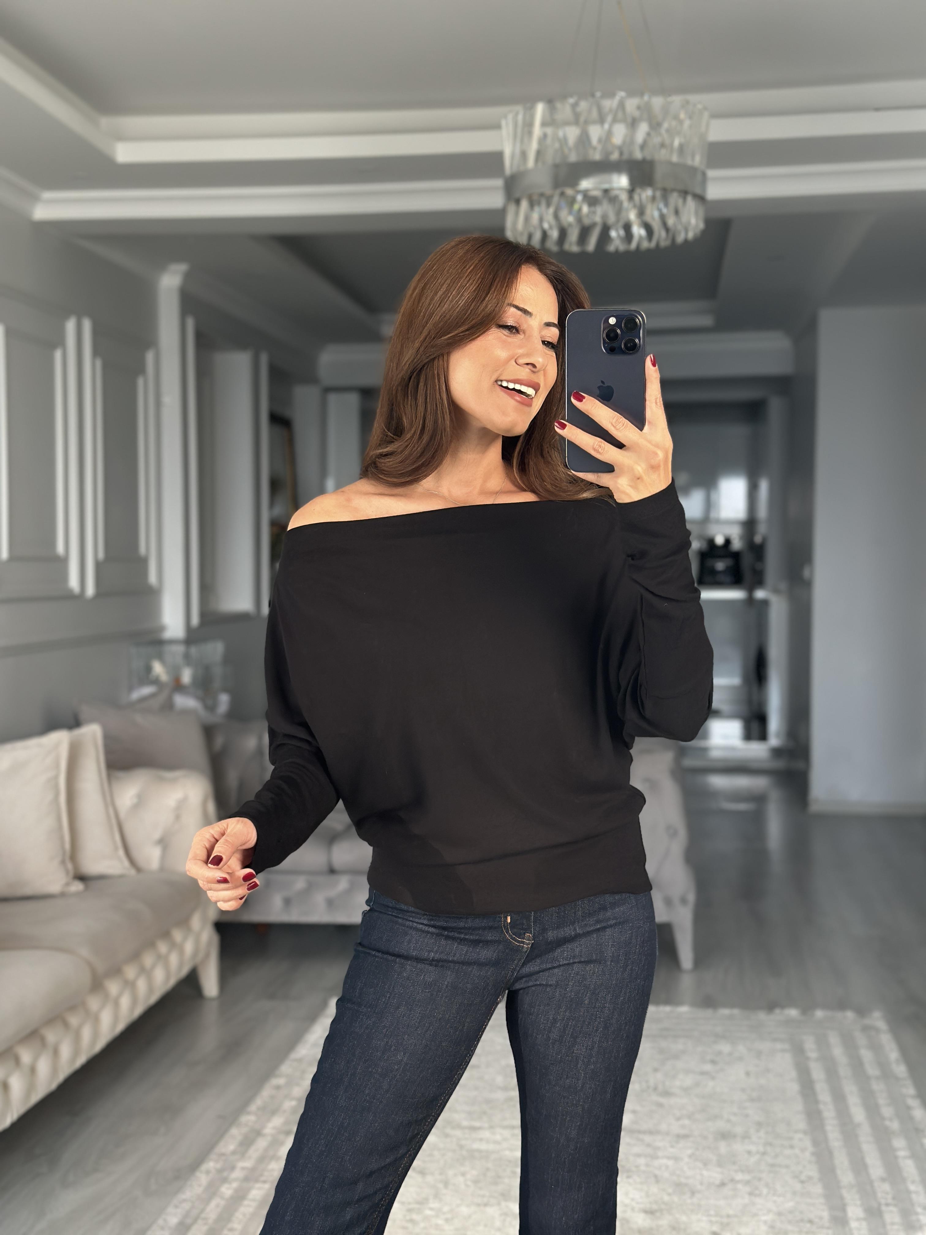 Siyah Omzu Düşük Yarasa Kol Kadın Bluz