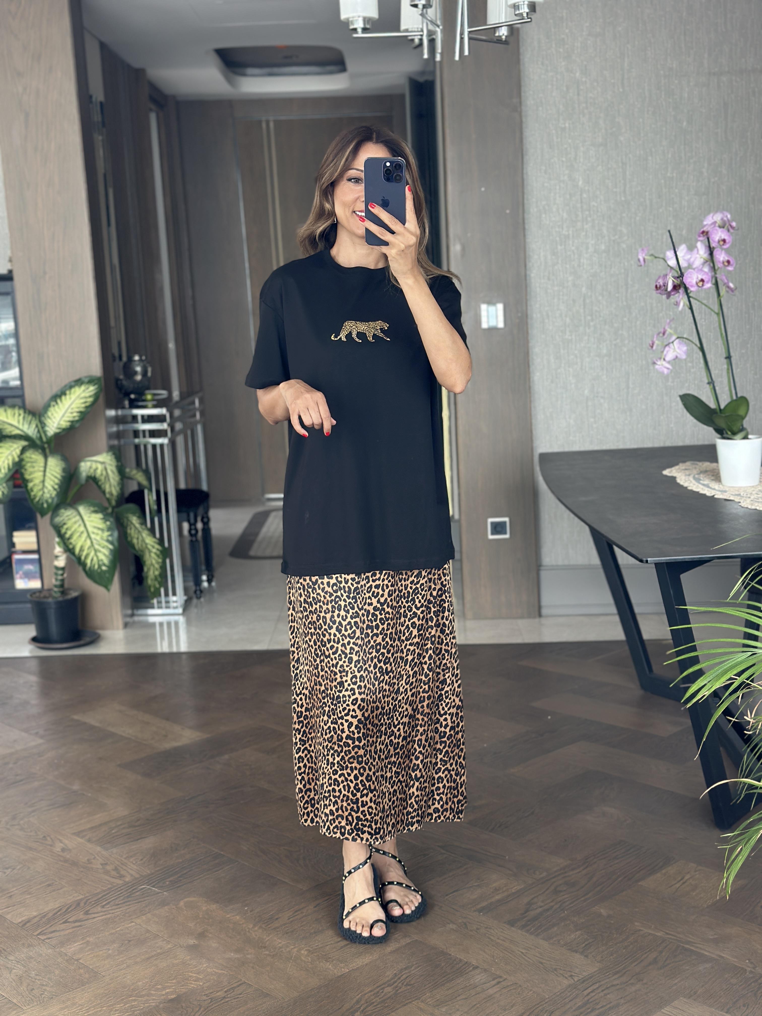 Siyah Önü Kaplan Nakışlı Bisiklet Yaka  Kadın T-Shirt