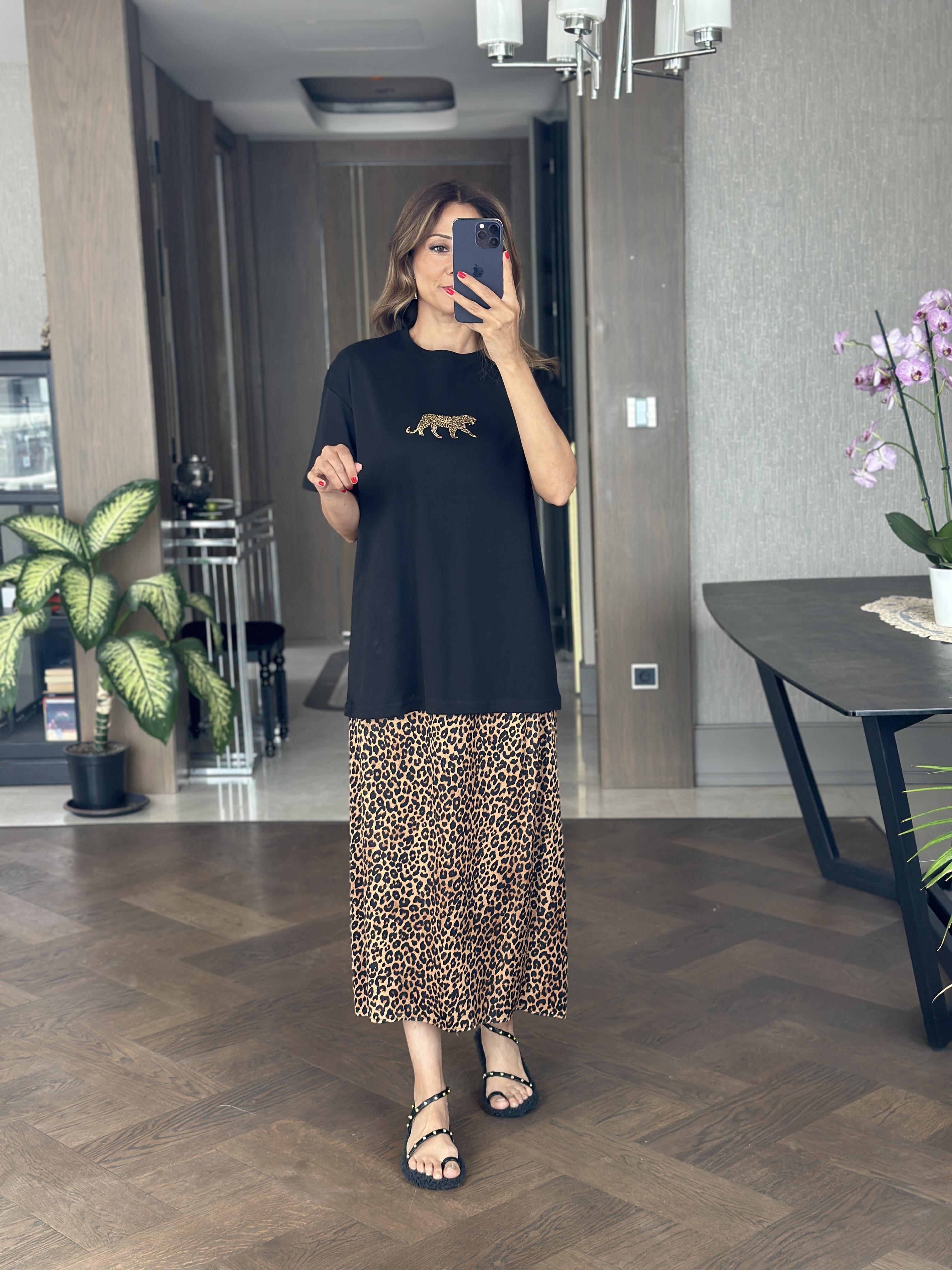 Siyah Önü Kaplan Nakışlı Bisiklet Yaka  Kadın T-Shirt
