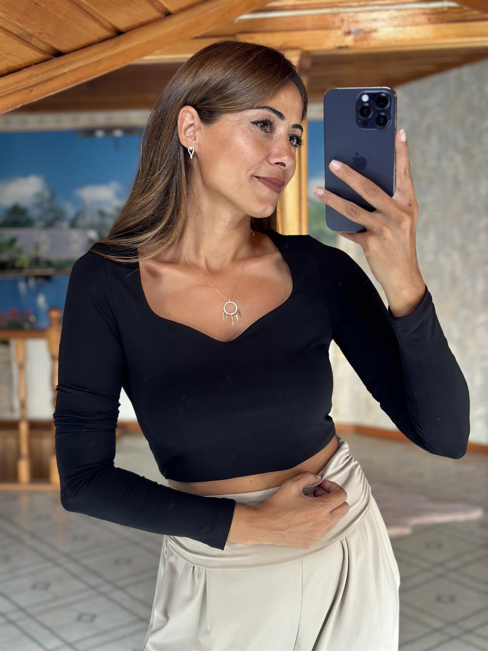 Siyah Öpücük Yaka Uzun Kol Kadın Crop Body