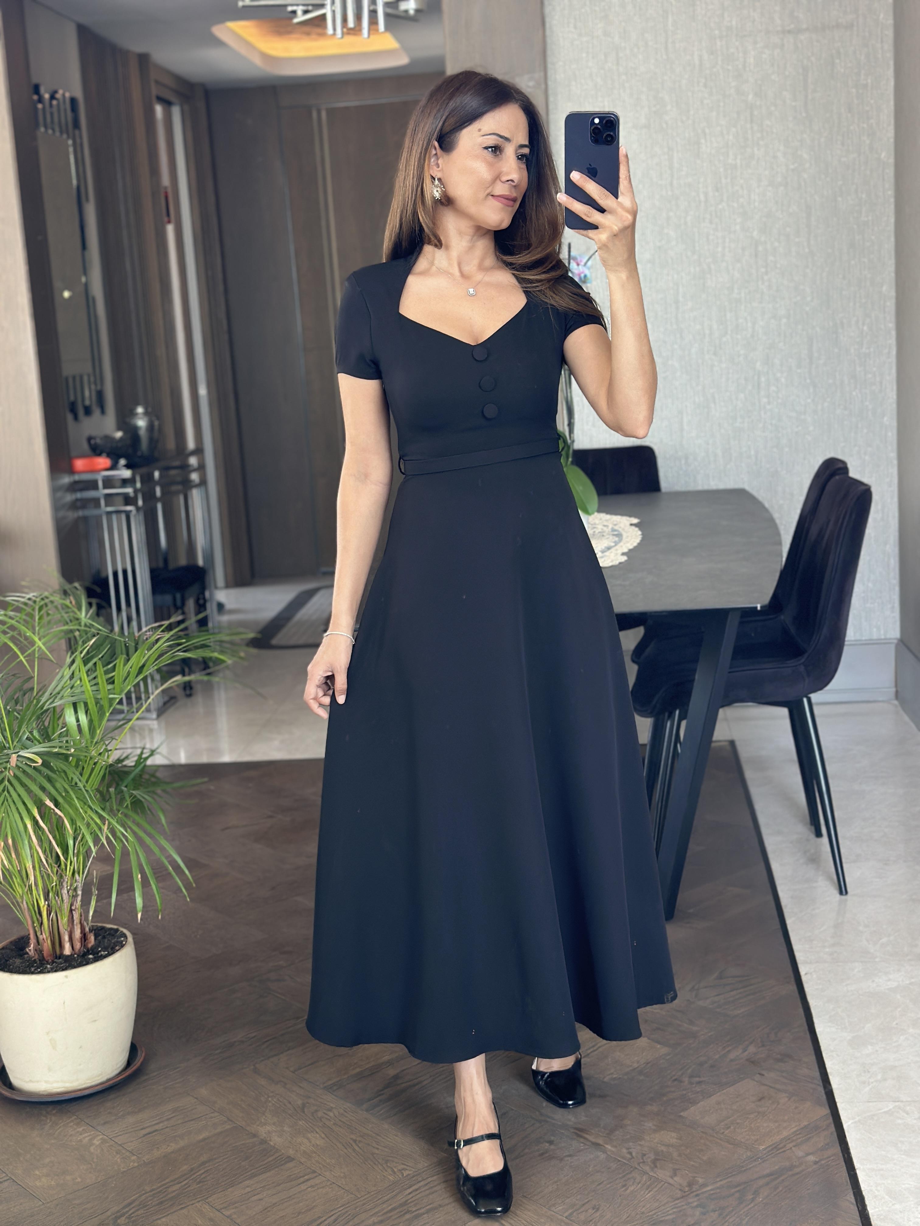 Siyah Öpücük Yaka Vatkalı Önü Düğme Detay Kadın Midi Boy Elbise