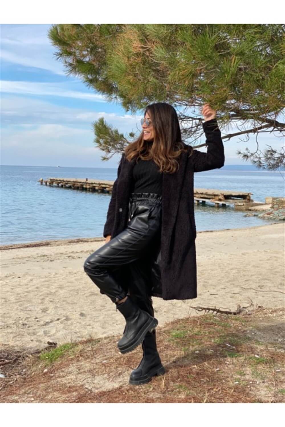 Siyah Paçası Çıtçıtlı Deri Pantolon