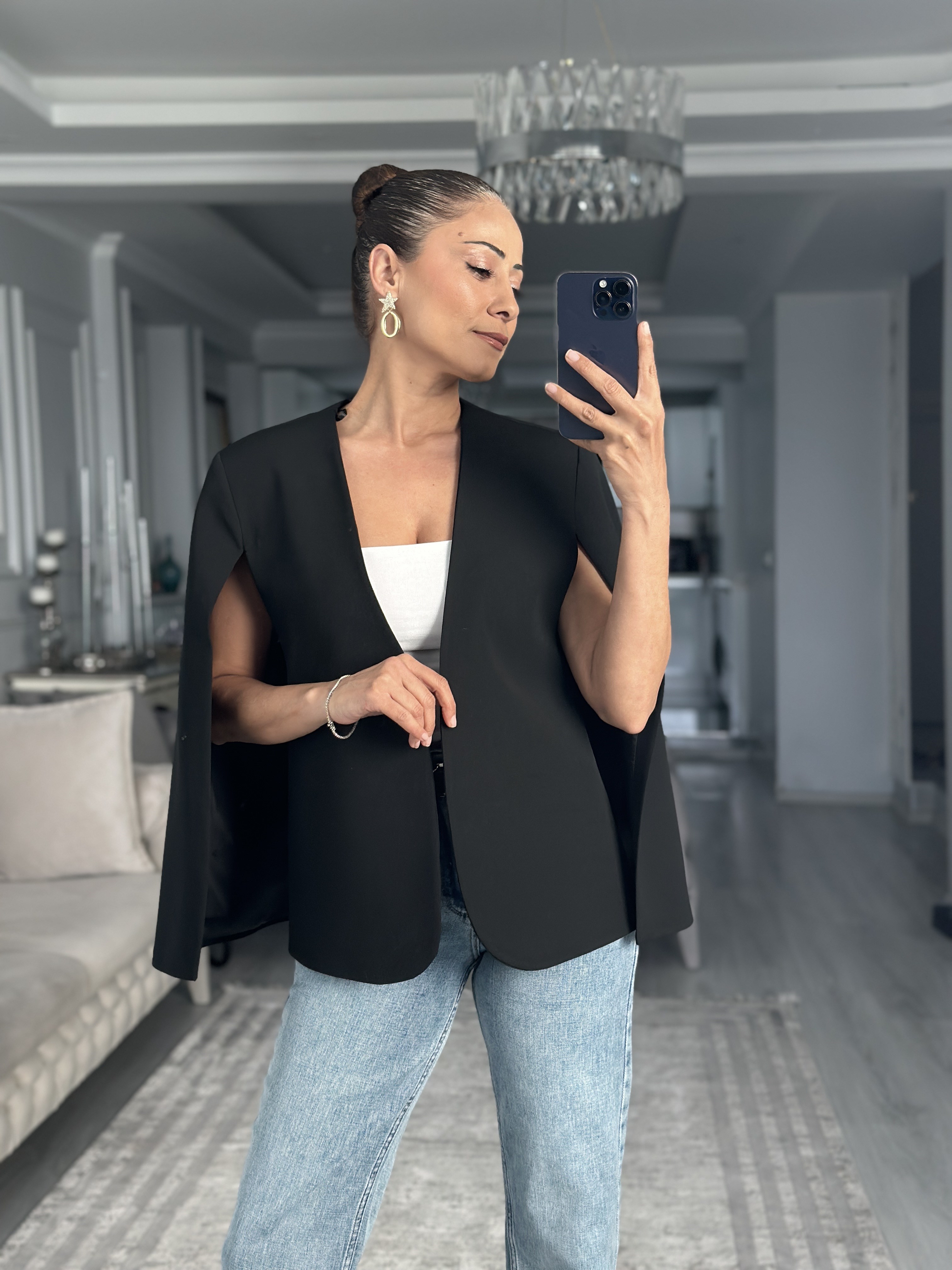 Siyah Pelerin Görünümlü Kadın Ceket