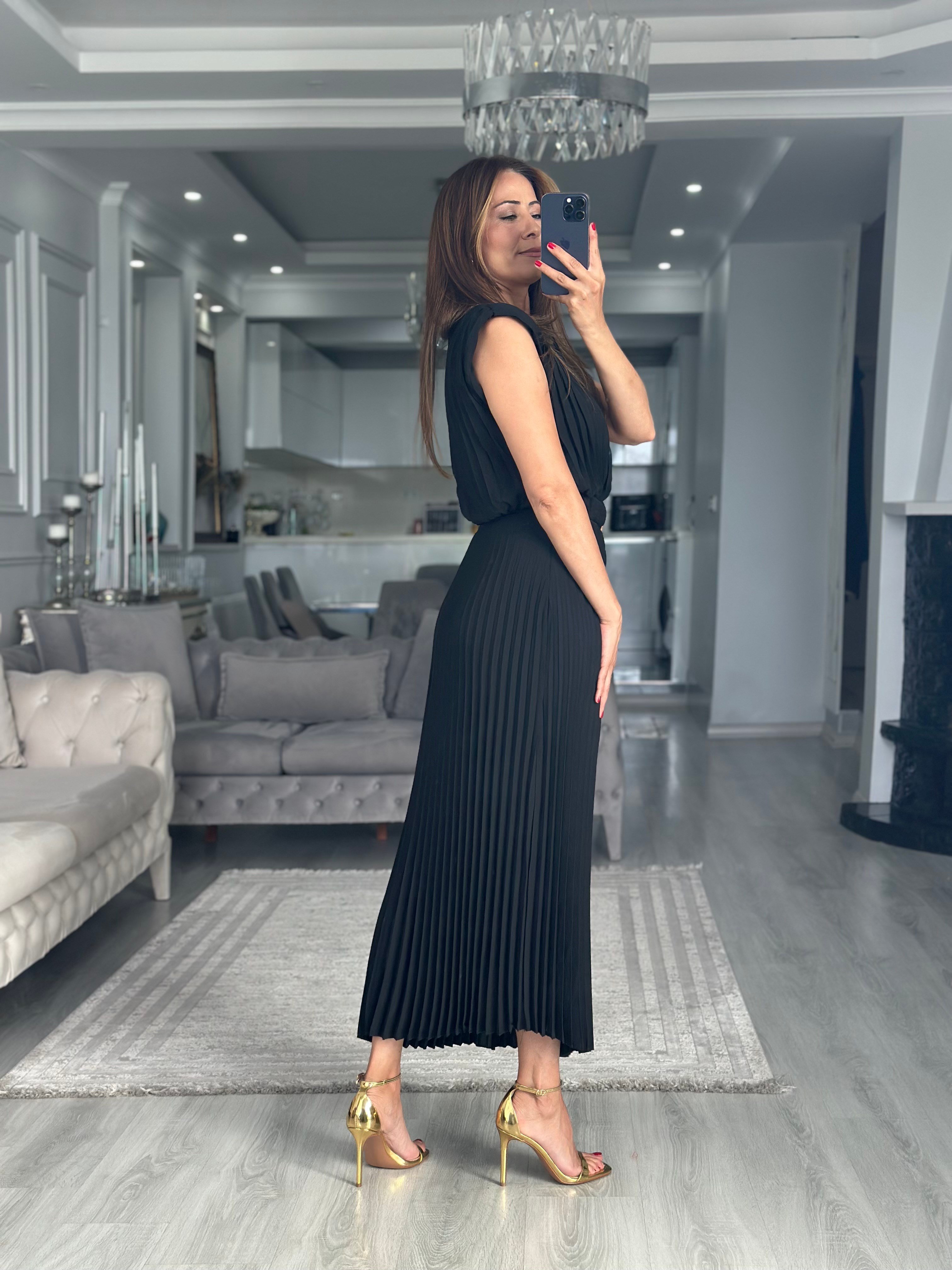 Siyah Piliseli Lastik Kemer Detaylı Midi Boy Kadın Elbise