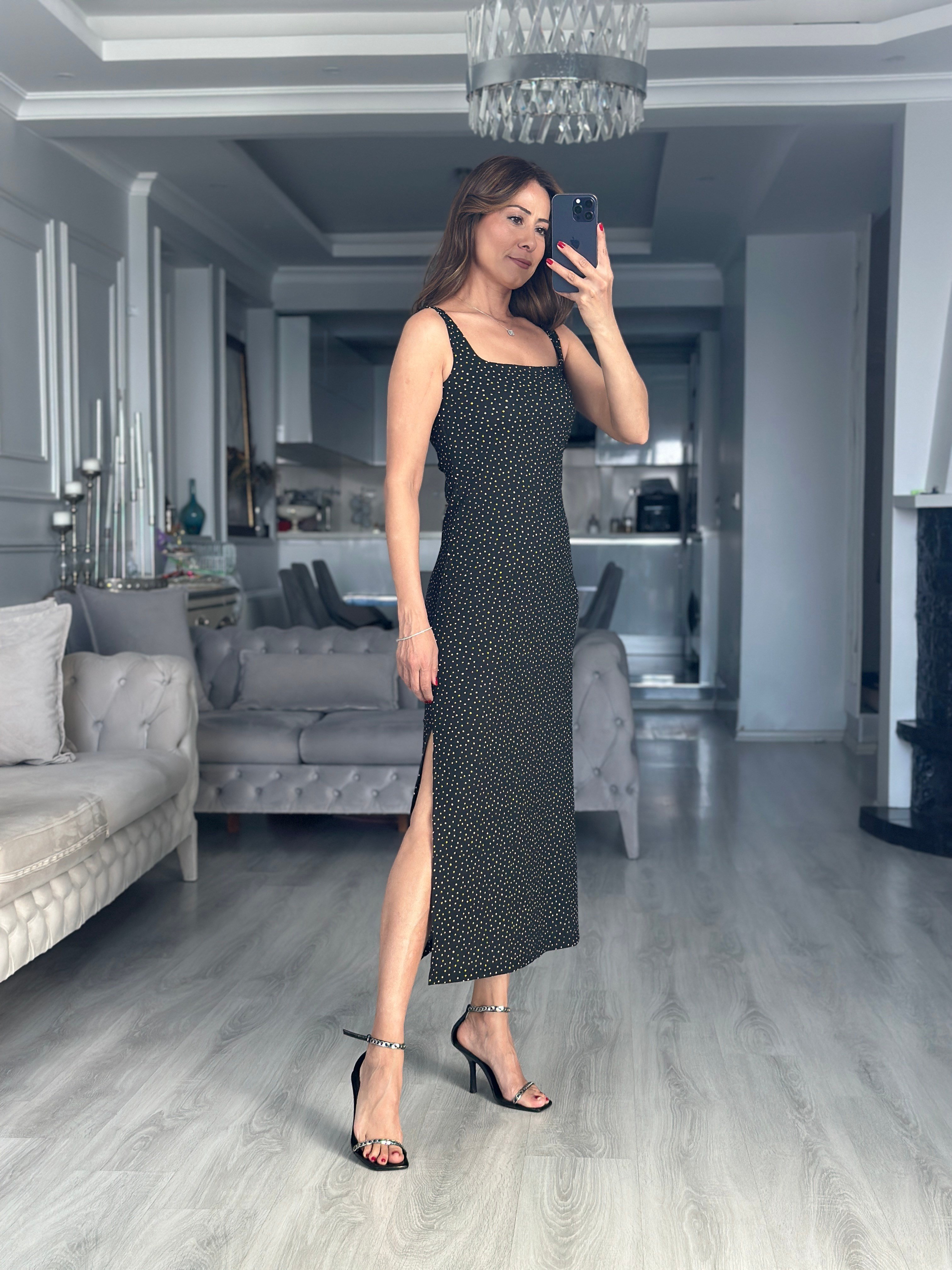 Siyah Puantiye Desen Askılı Yırtmaçlı Midi Boy Kadın Elbise 