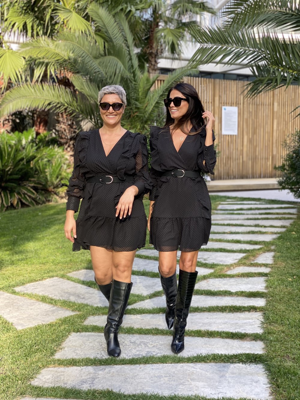 Siyah Flok Baskılı Fırfır Detay Kemerli Kadın Elbise