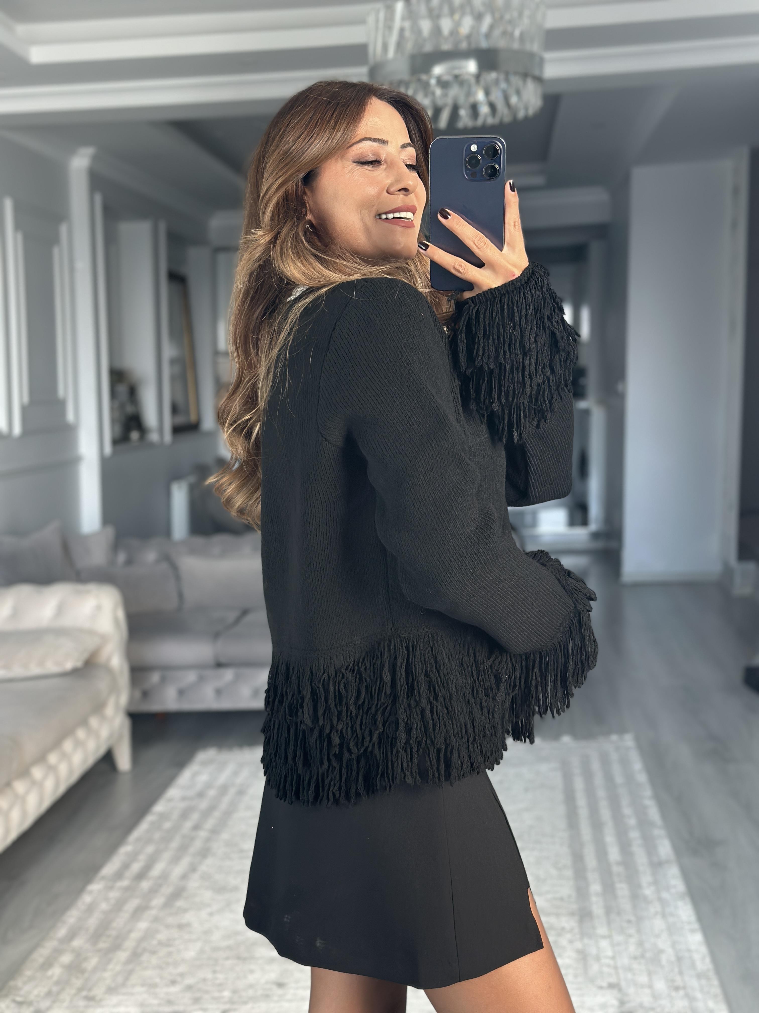 Siyah Püsküllü Tek Düğmeli Kadın Triko Hırka