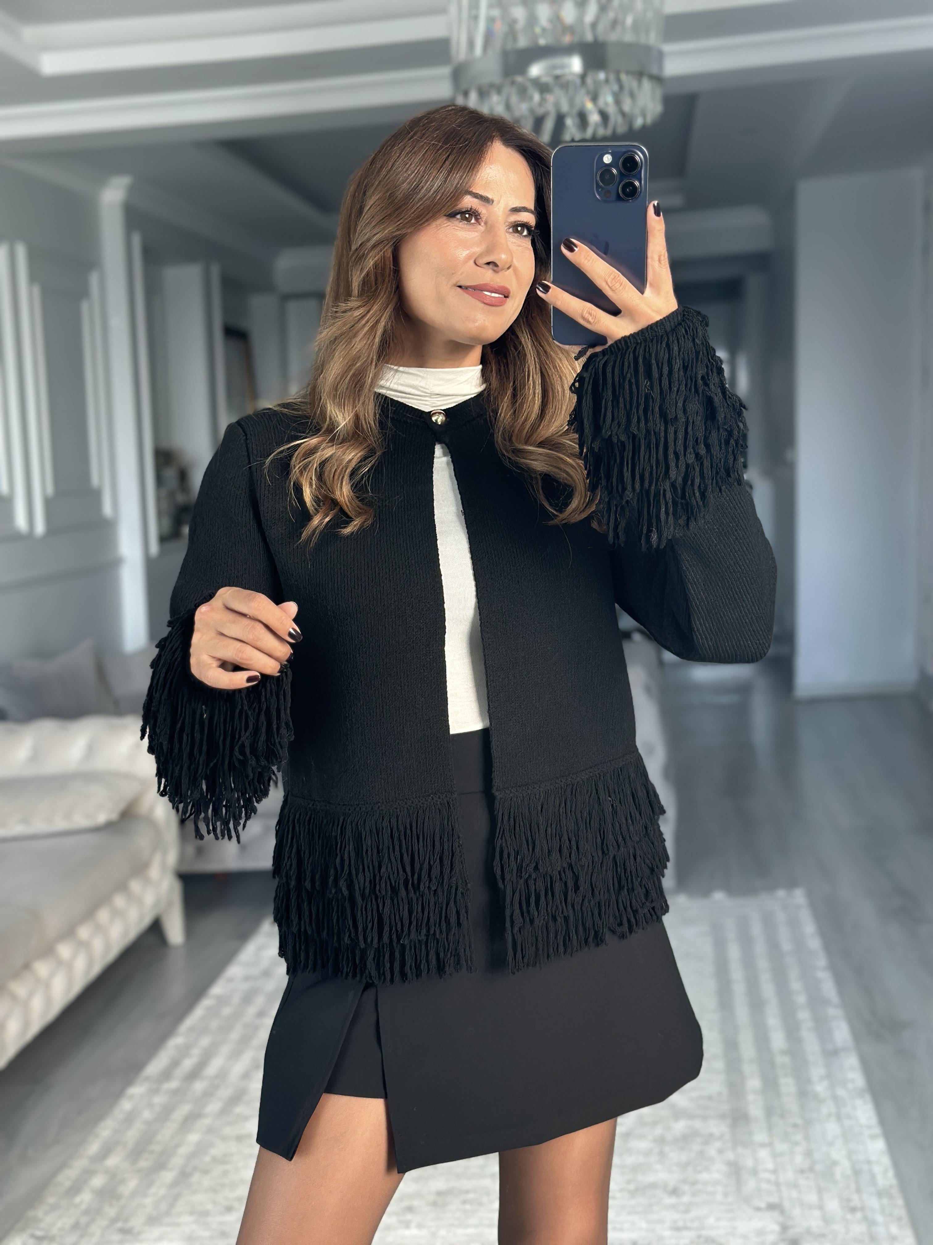 Siyah Püsküllü Tek Düğmeli Kadın Triko Hırka