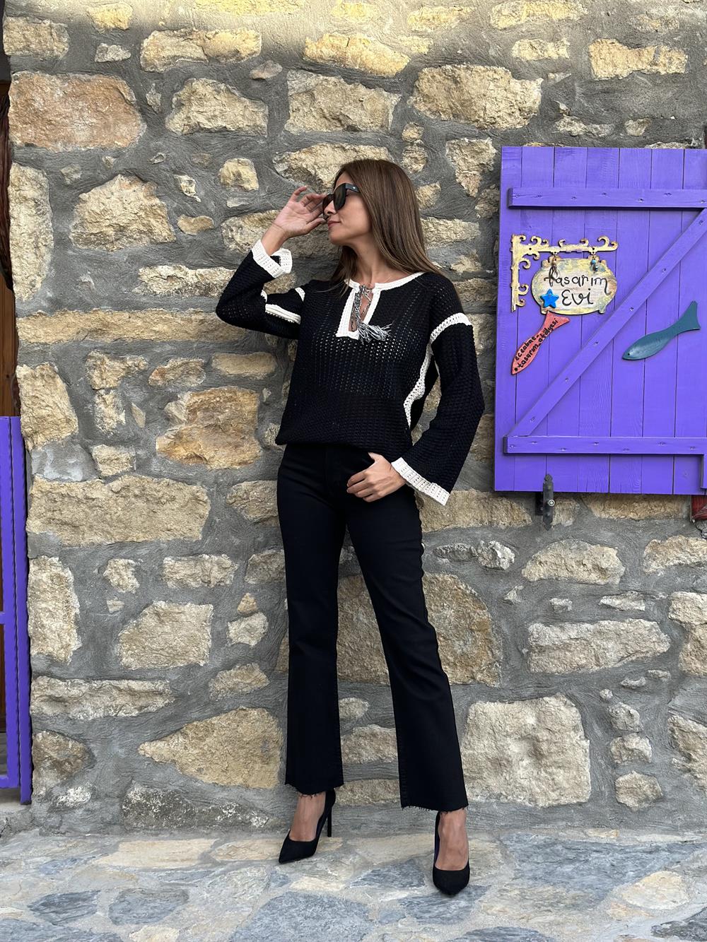Siyah Şerit Detay Püsküllü Triko Kadın Kazak