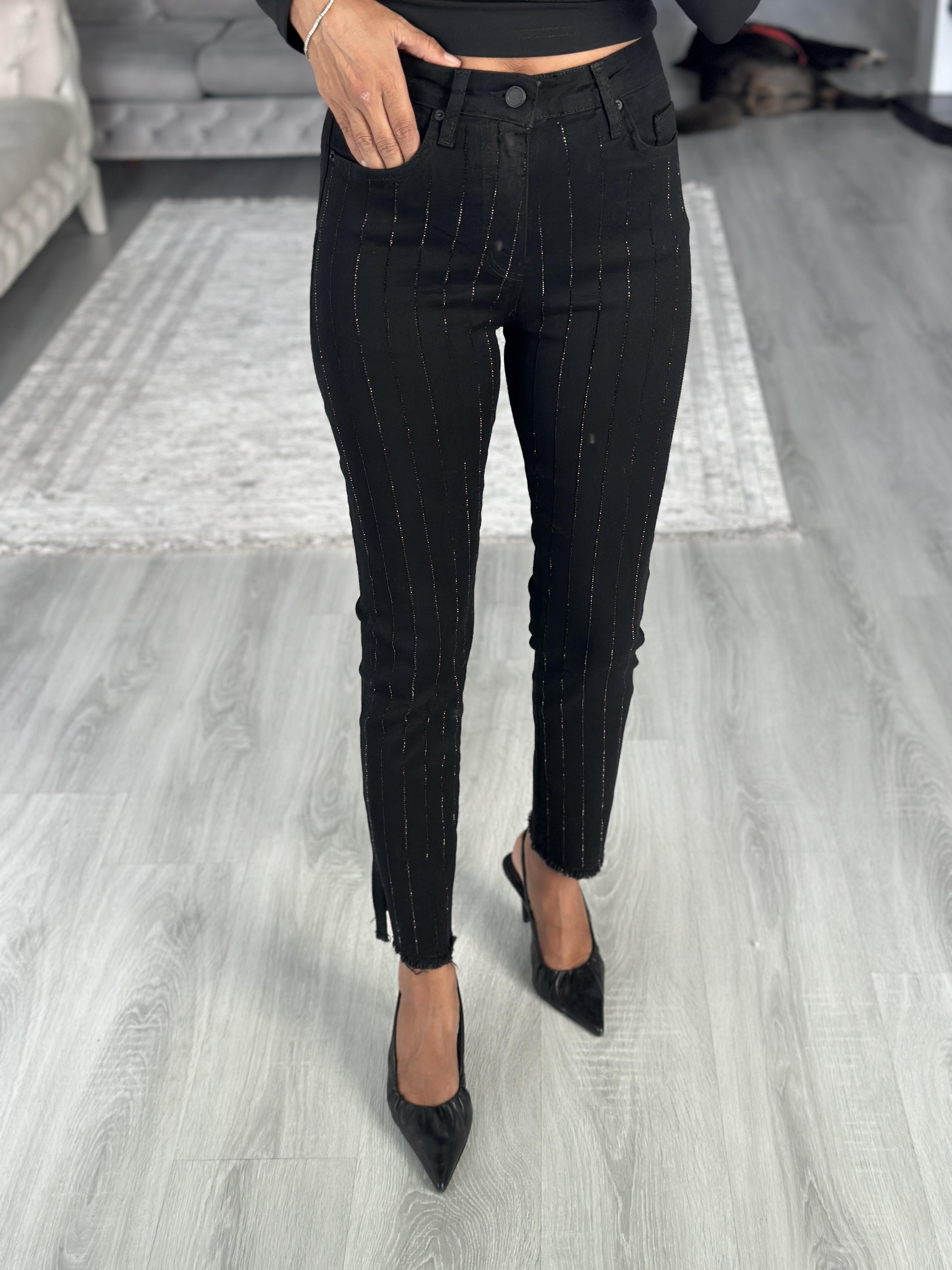 Siyah Şerit Taşlı Paçası Yırtmaçlı Kadın Jean Pantolon