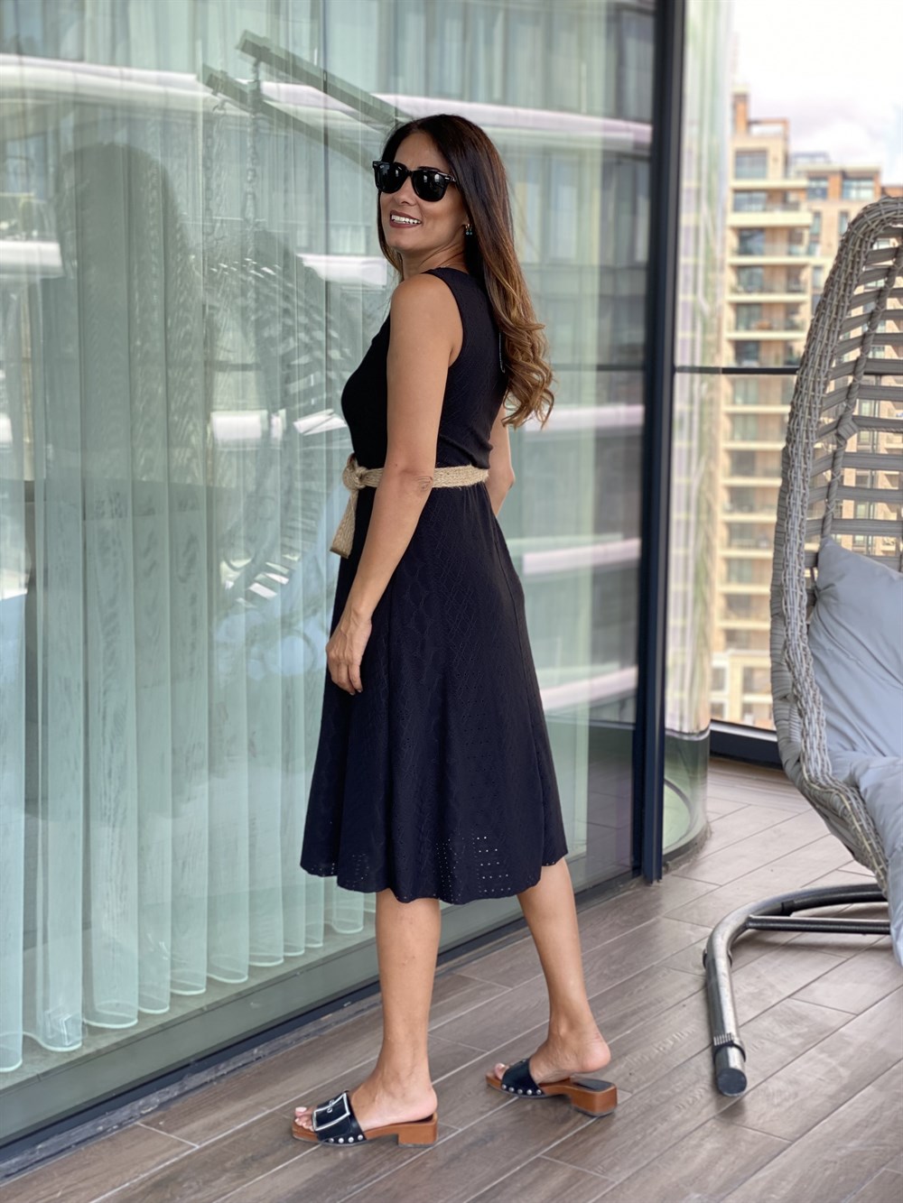 Siyah Sıfır Kol Bisiklet Yaka Hasır Kemerli Brode Kadın Elbise