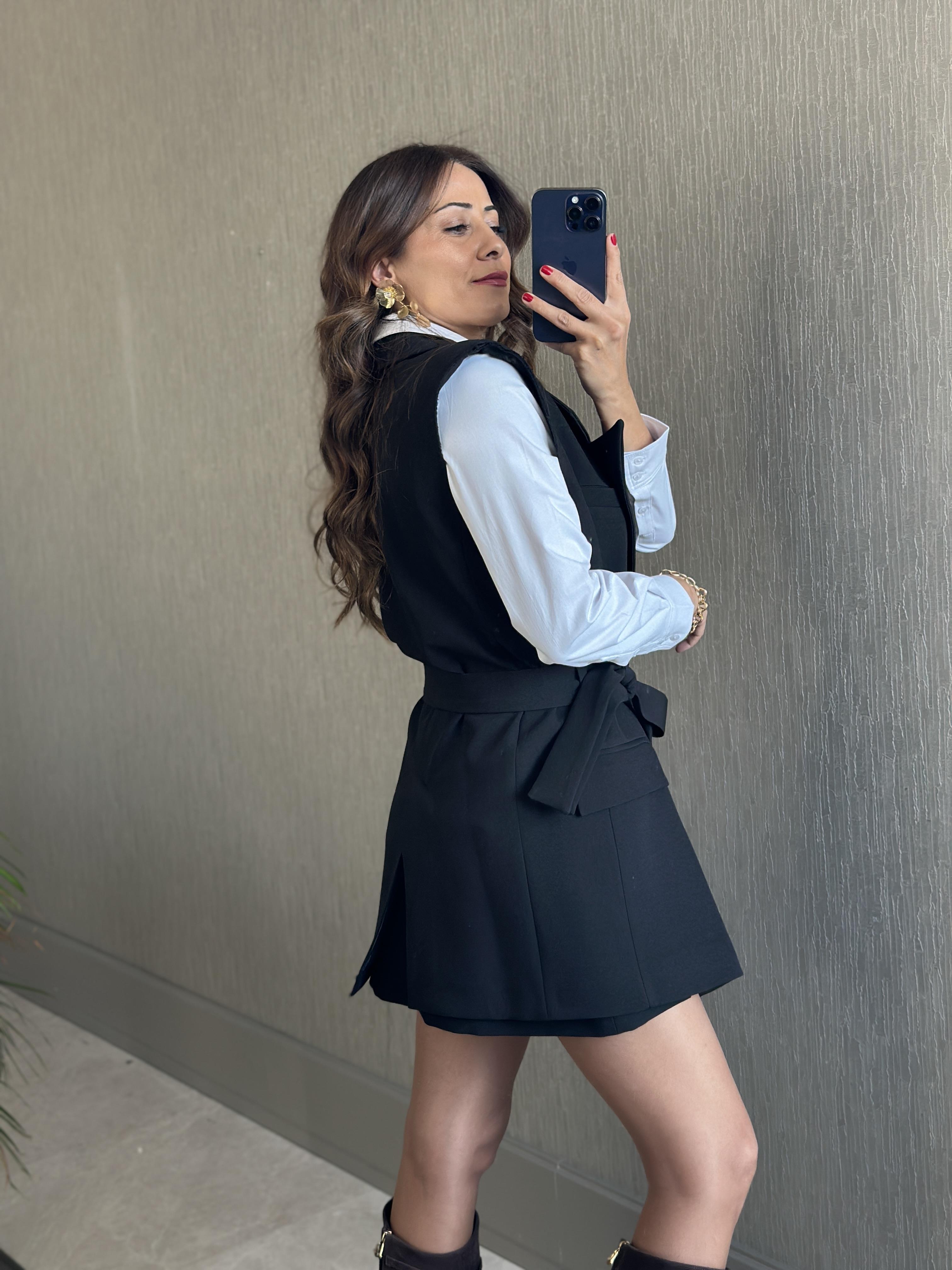 Siyah Sıfır Kol Dört Düğmeli Kuşaklı Kadın Yelek