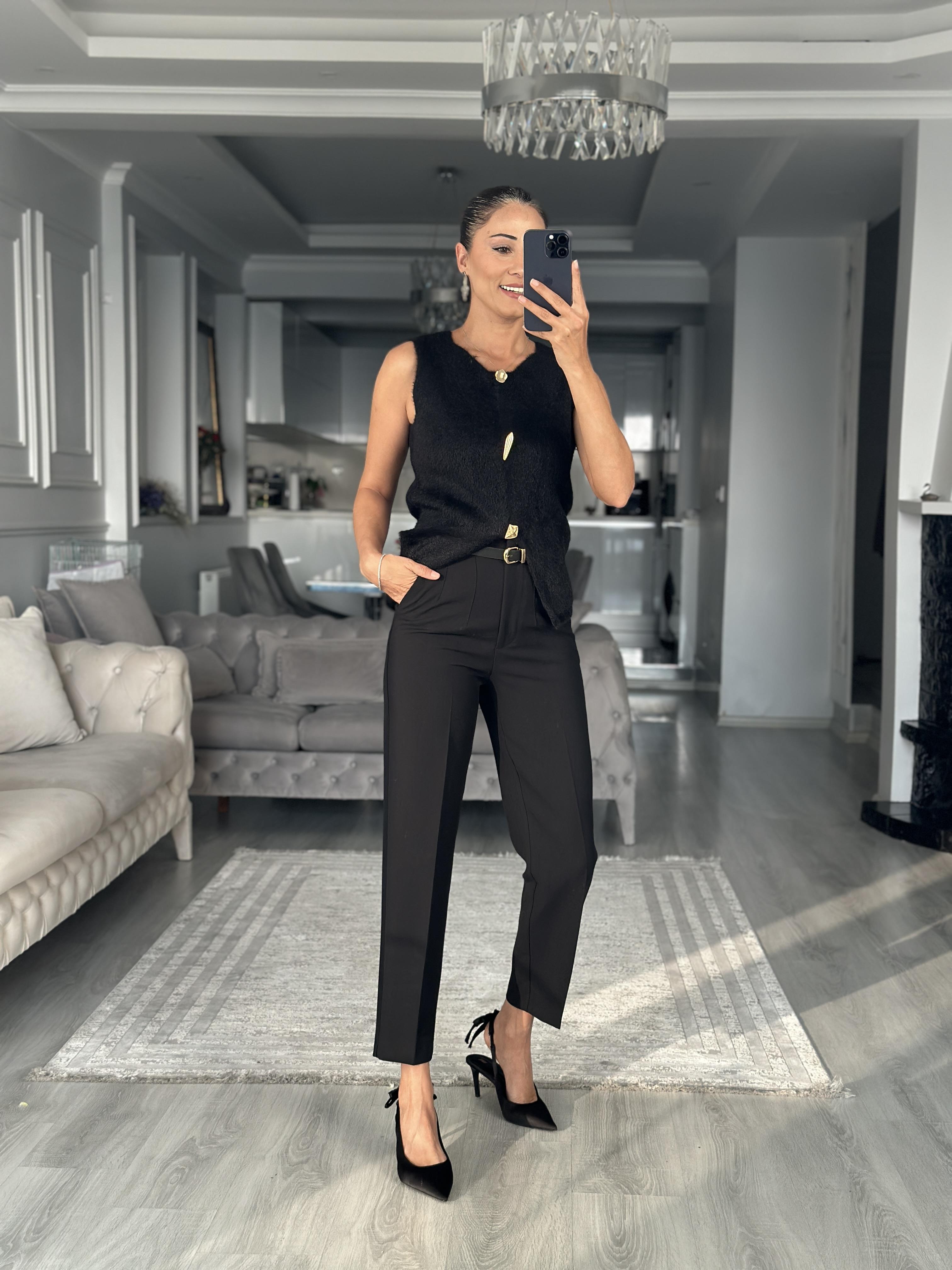 Siyah Sıfır Kol Gold Aksesuarlı Sakallı Kadın Bluz