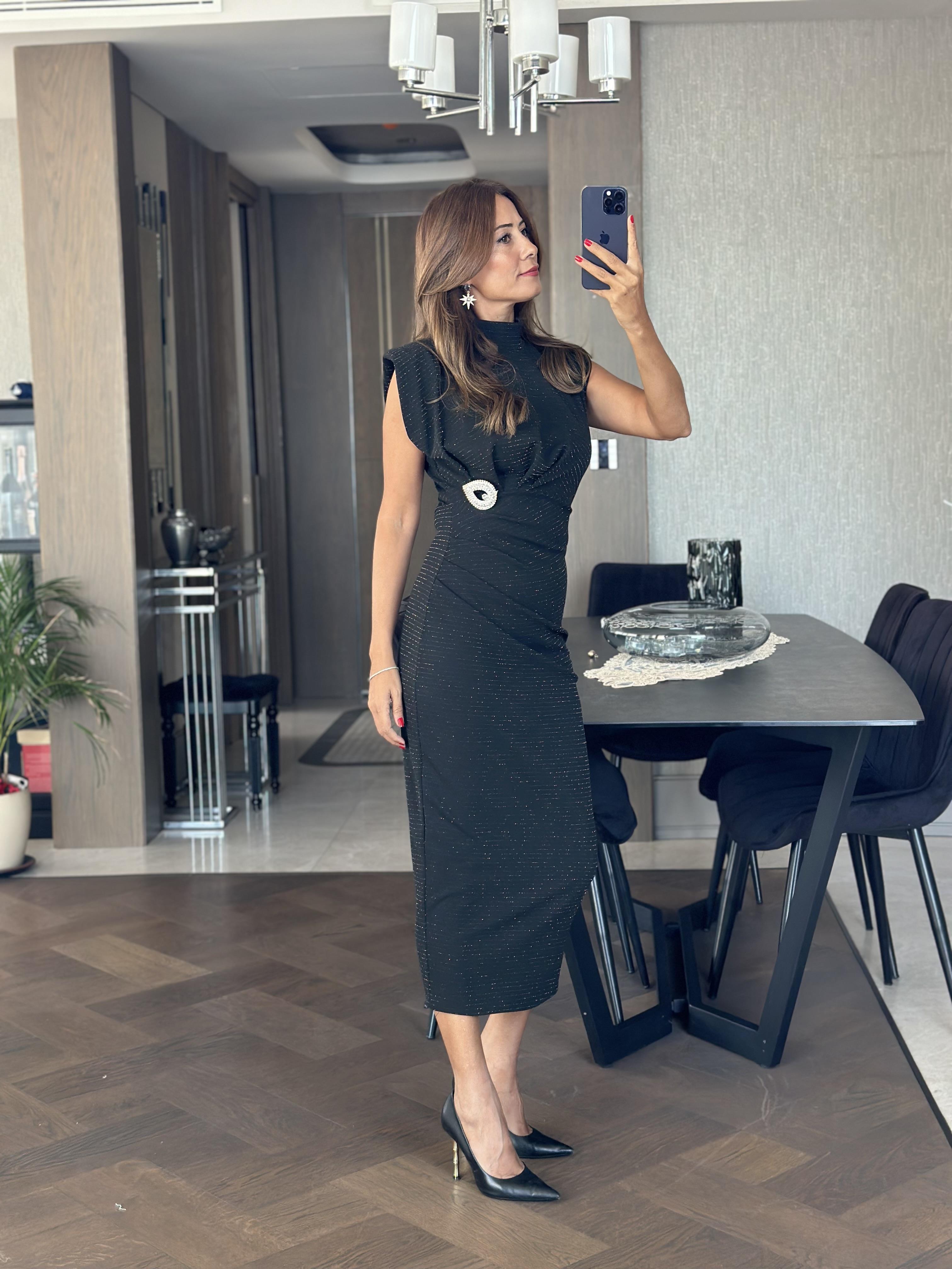 Siyah Sim İpli Broş Detay Dik Yaka Vatkalı Midi Boy Kadın Elbise 