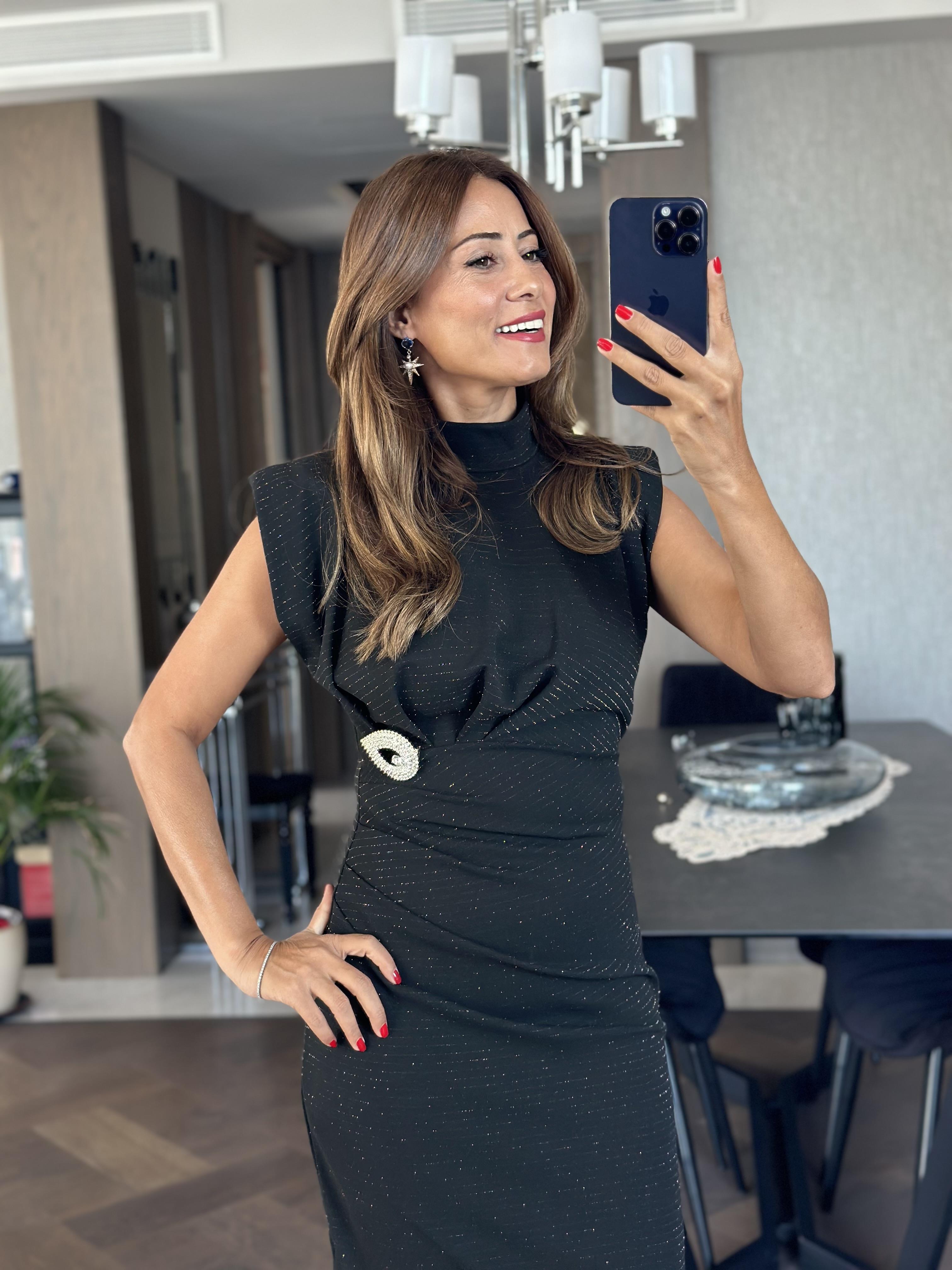 Siyah Sim İpli Broş Detay Dik Yaka Vatkalı Midi Boy Kadın Elbise 