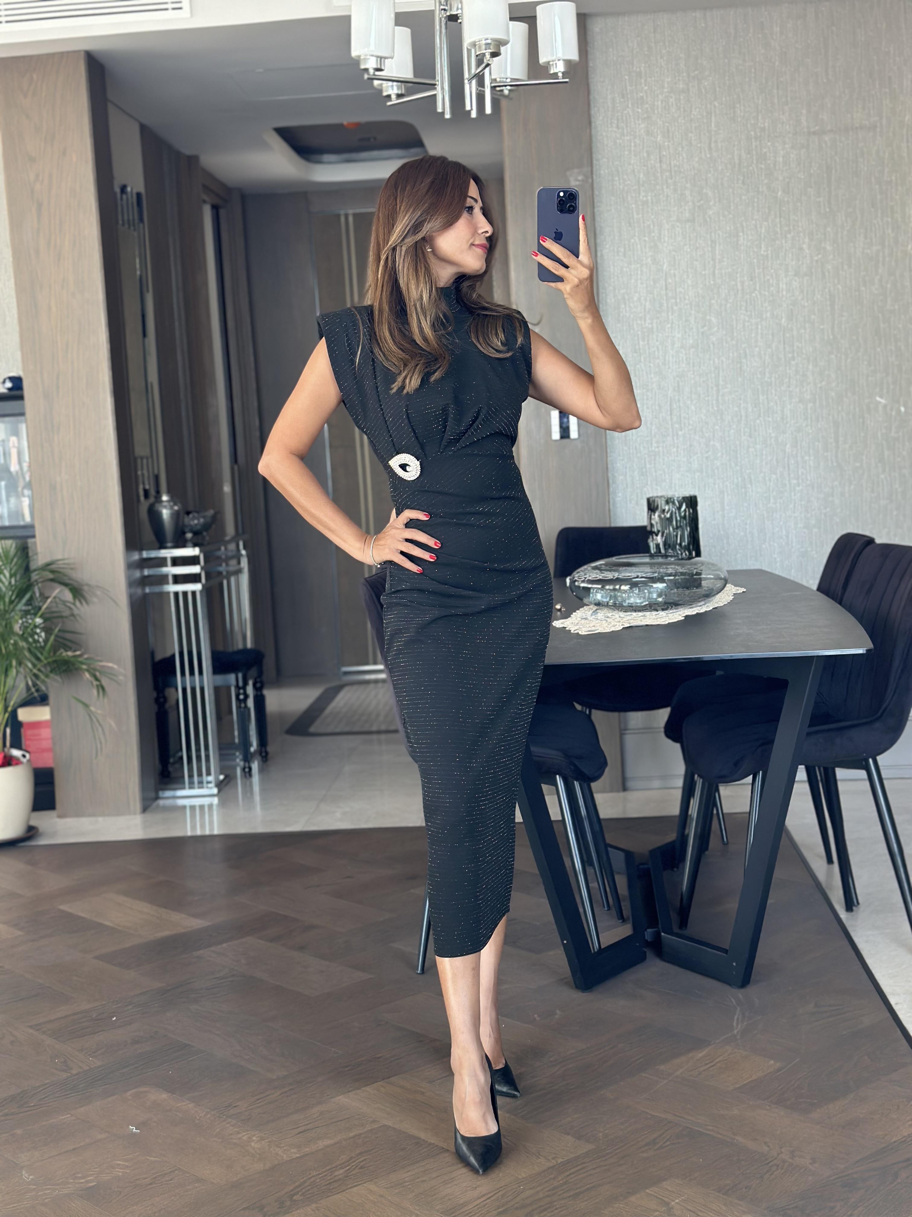 Siyah Sim İpli Broş Detay Dik Yaka Vatkalı Midi Boy Kadın Elbise 