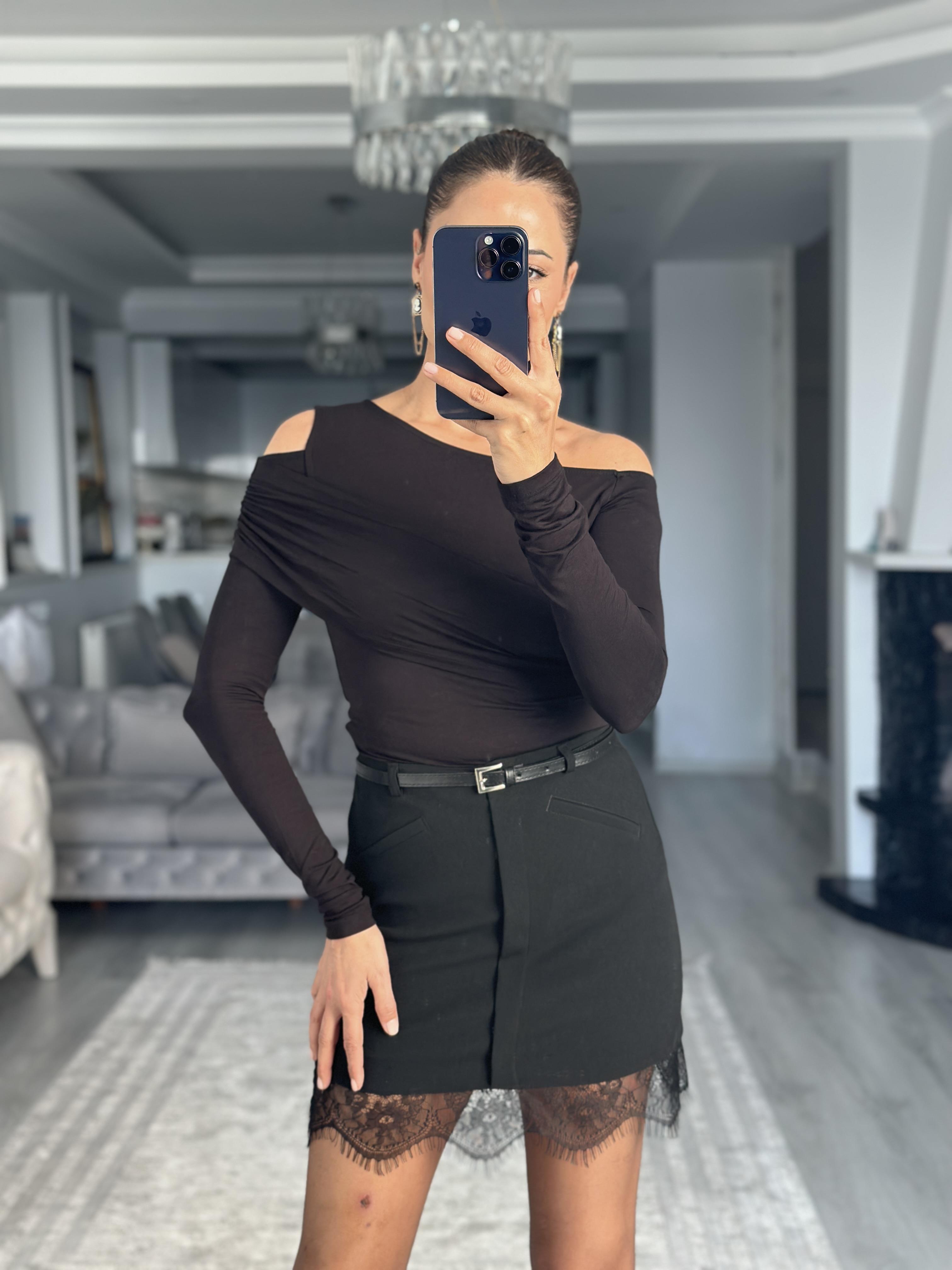 Siyah Tek Omzu Açık Tasarım Kadın Bluz