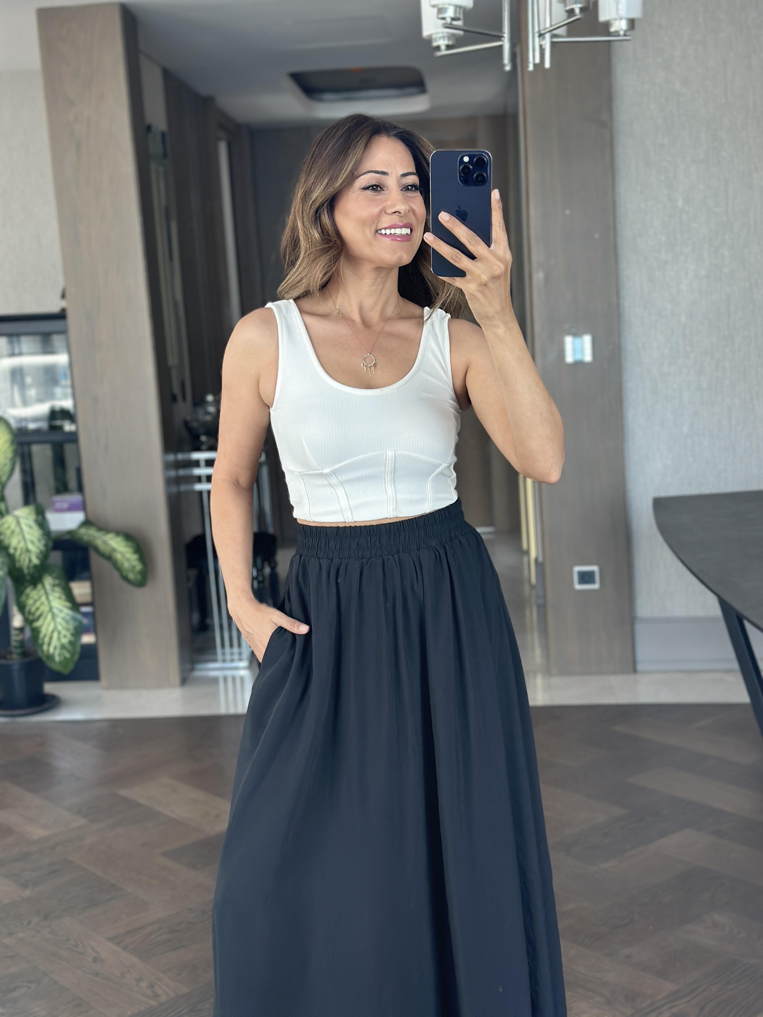 Siyah Tensel Kumaş Beli Lastikli Cepli Kadın Midi Boy Etek