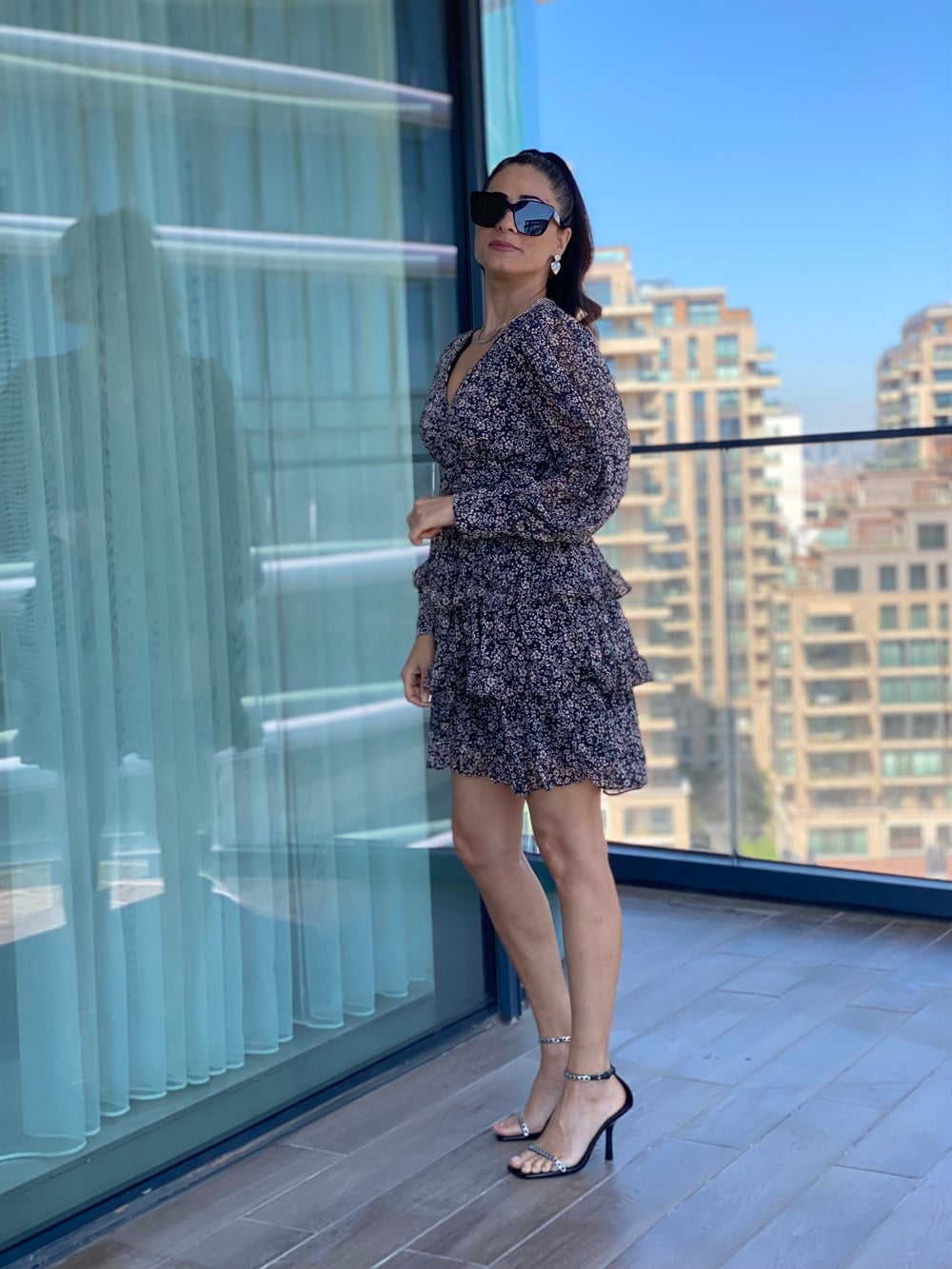 Siyah V Yaka Mini Kat Kat Şifon Elbise