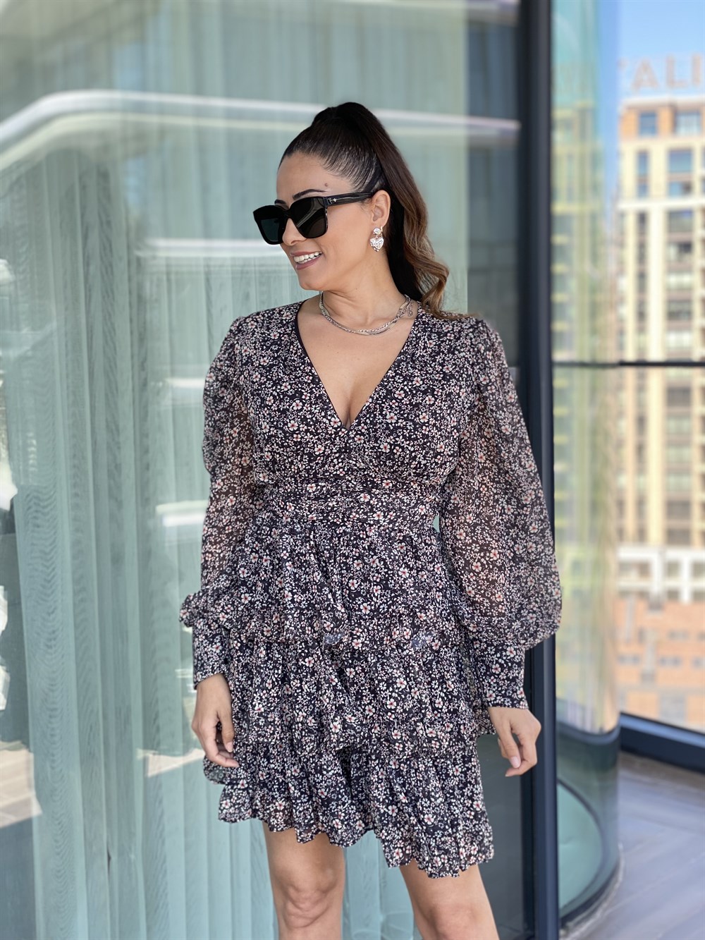 Siyah V Yaka Mini Kat Kat Şifon Elbise