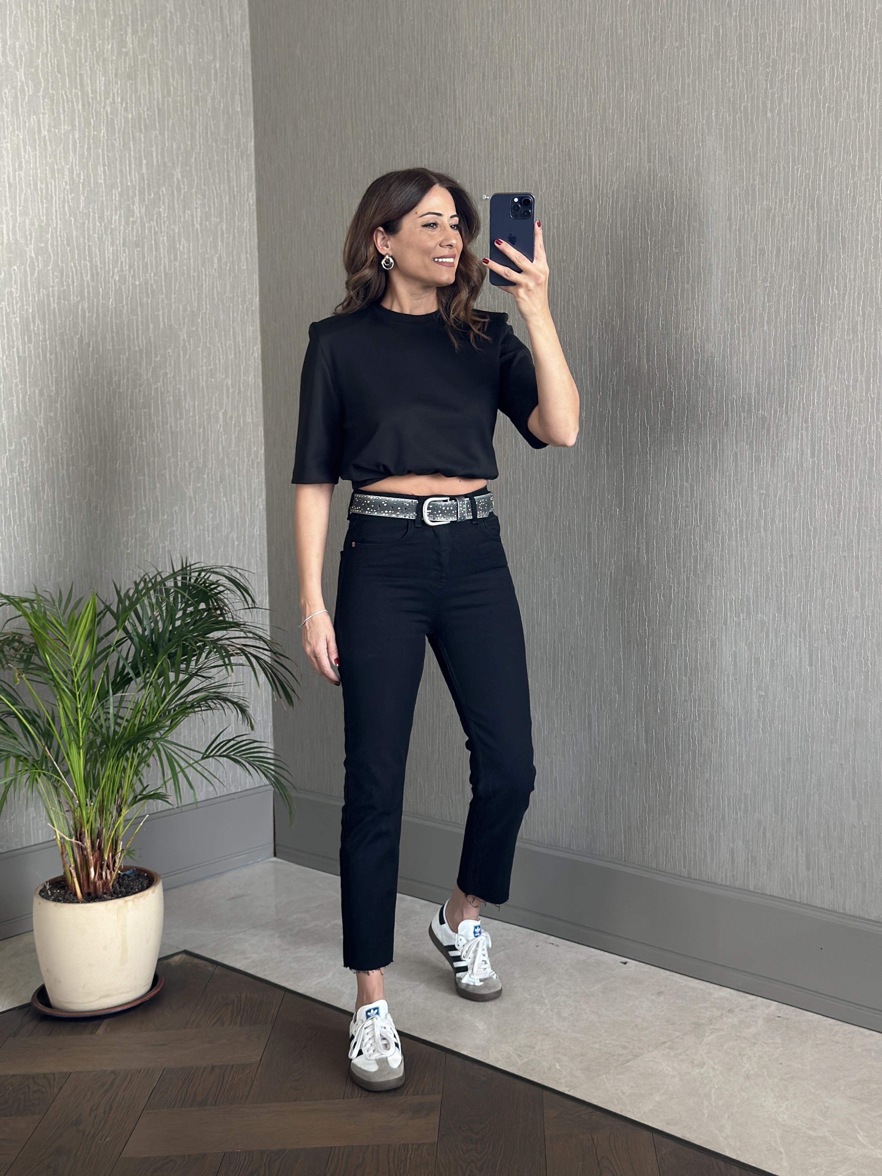 Siyah Vatkalı Kısa Kol Basic Kadın T-Shirt