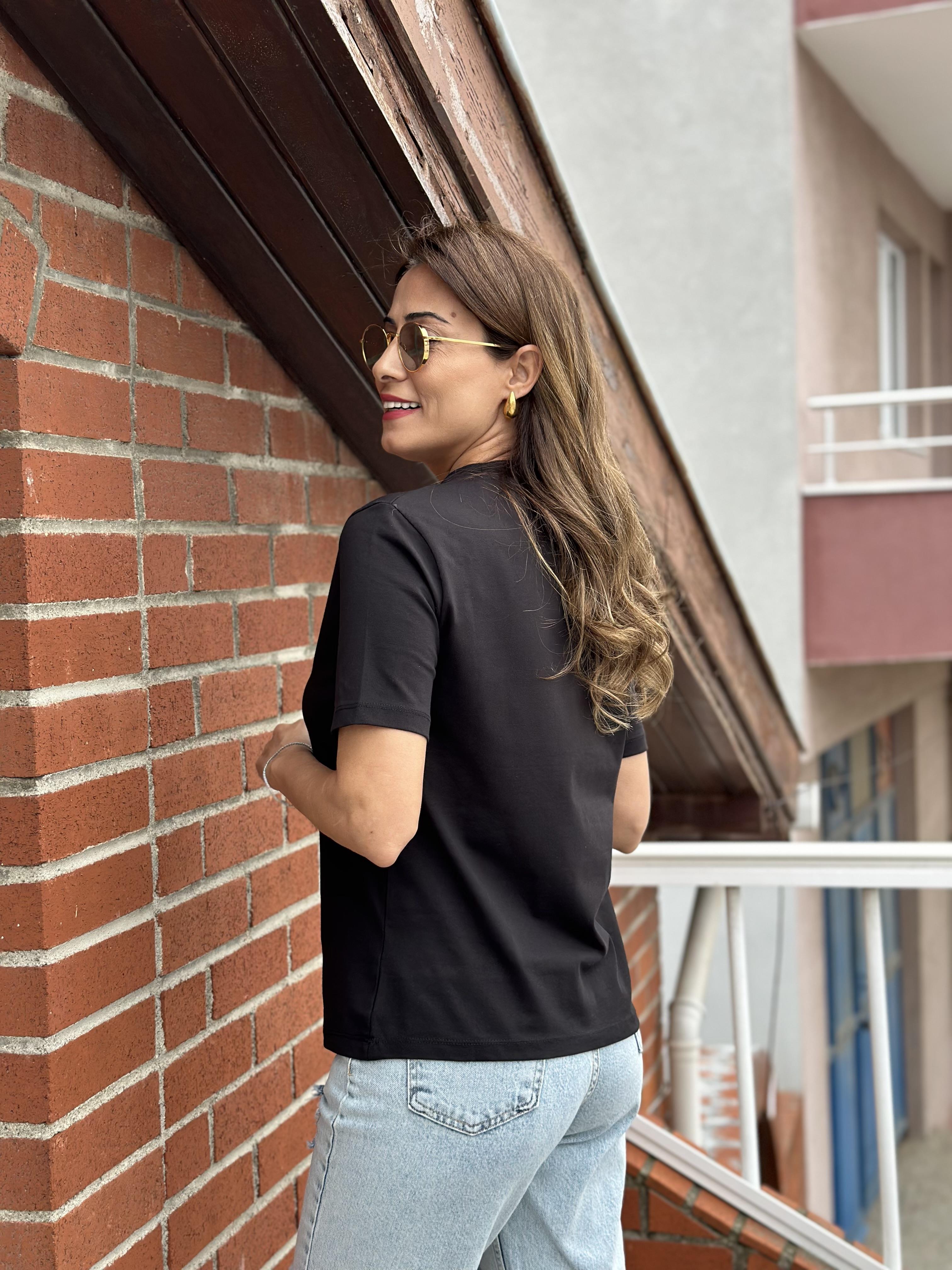 Siyah Yakası Geniş Ribanalı Basic Kadın T-Shirt